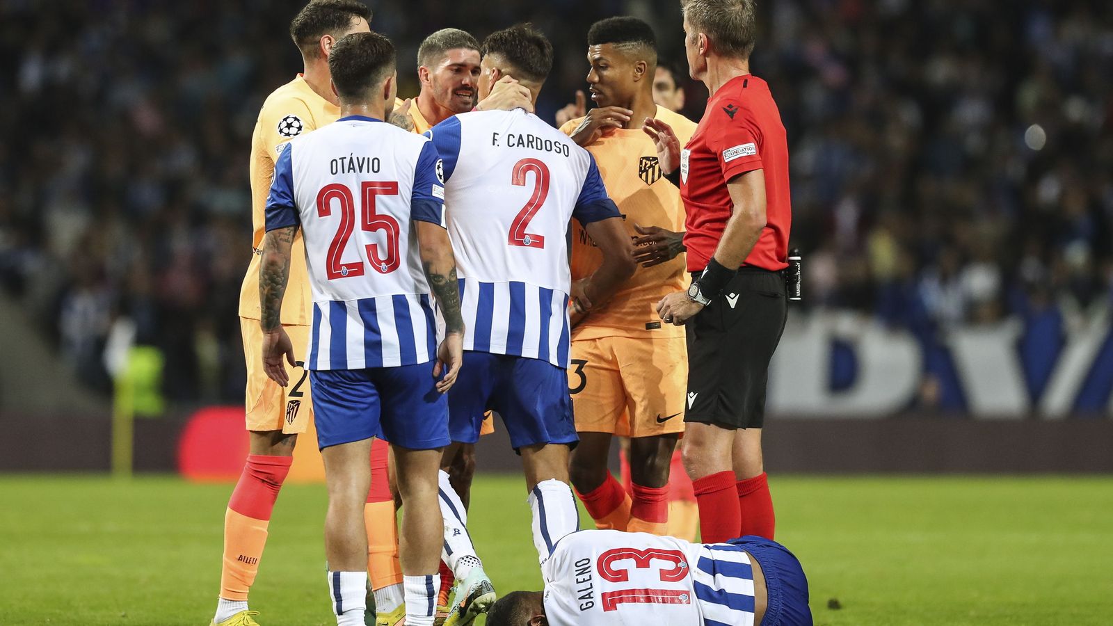 De Paul se encara con un rival.