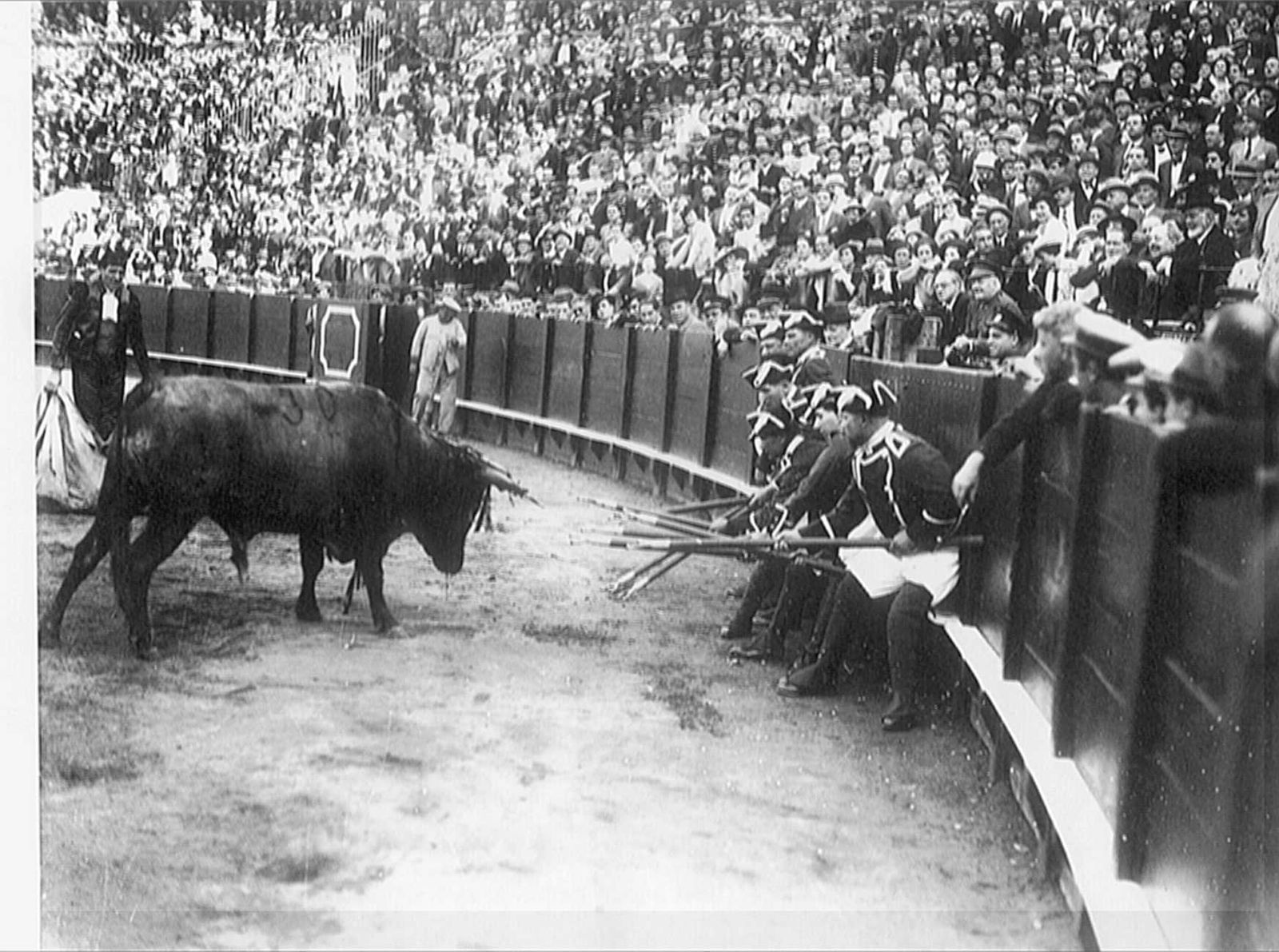 Los alabarderos protegiendo al Rey en una corrida.