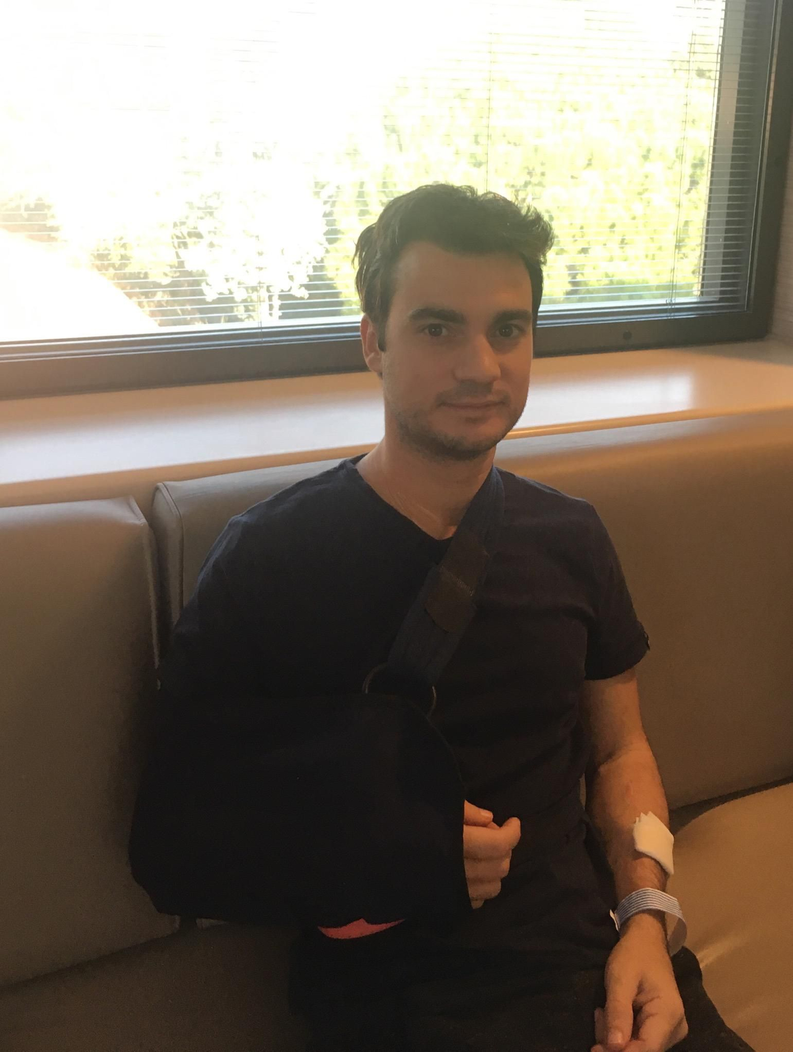 El piloto español, tras ser intervenido de la clavícula derecha.