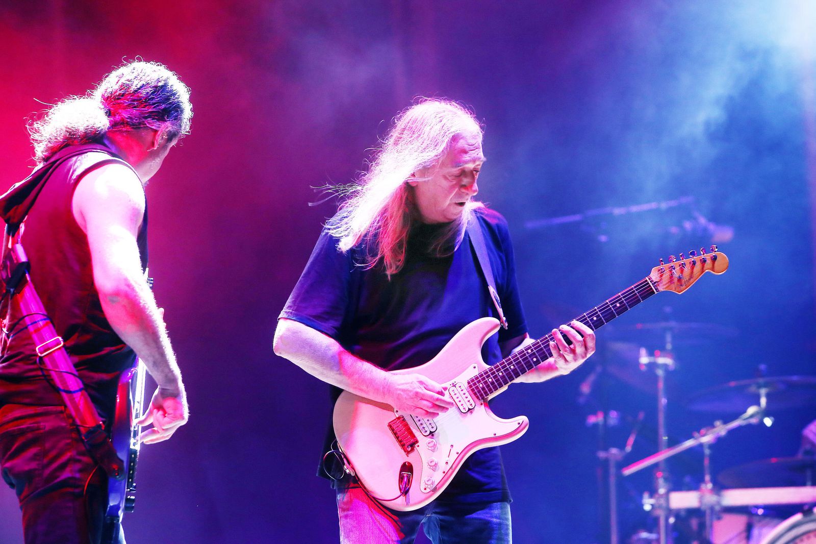 Arriba, concierto de Rosendo; abajo, imagen de ambiente del festival ayer en el circuito.