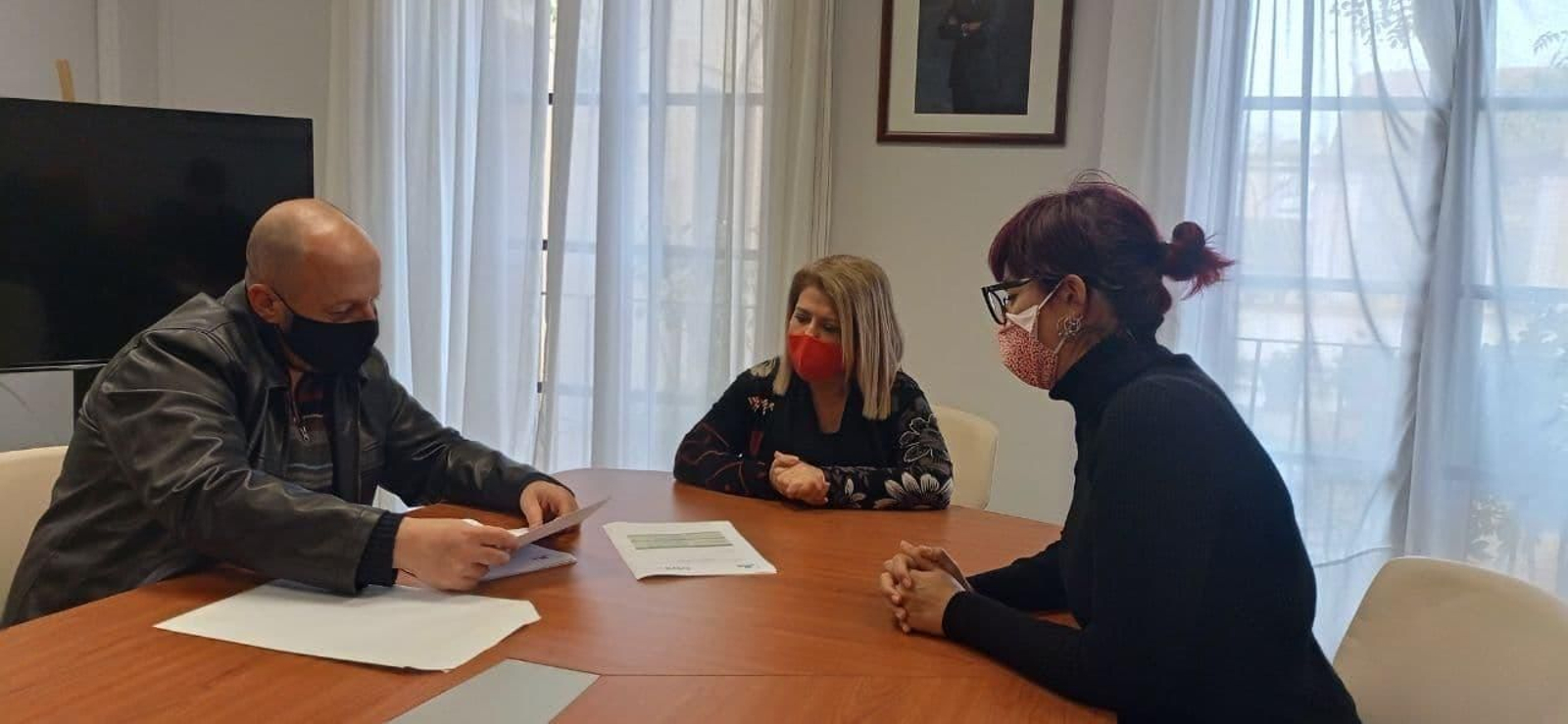Raúl Ruiz-Berdejo. concejal de Izquierda Unida, y Cristina Domínguez, presentando los proyectos de IU a Mamen Sánchez.
