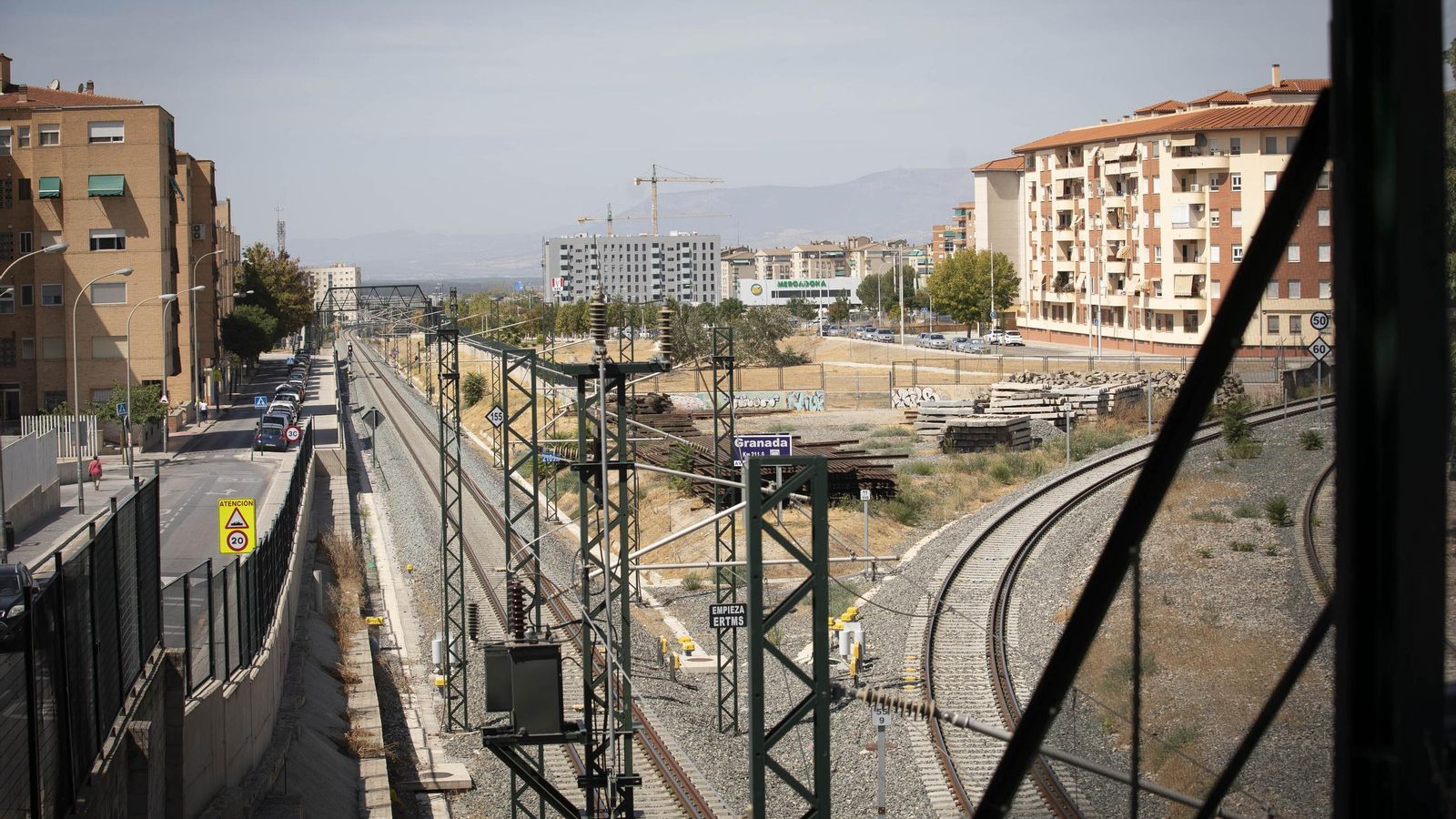 Antes: aspecto actual de la salida de las vías en el puente de Camino de Ronda mirando a Rosaleda y Chana Antes: aspecto actual de la salida de las vías en el puente de Camino de Ronda mirando a Rosaleda y Chana