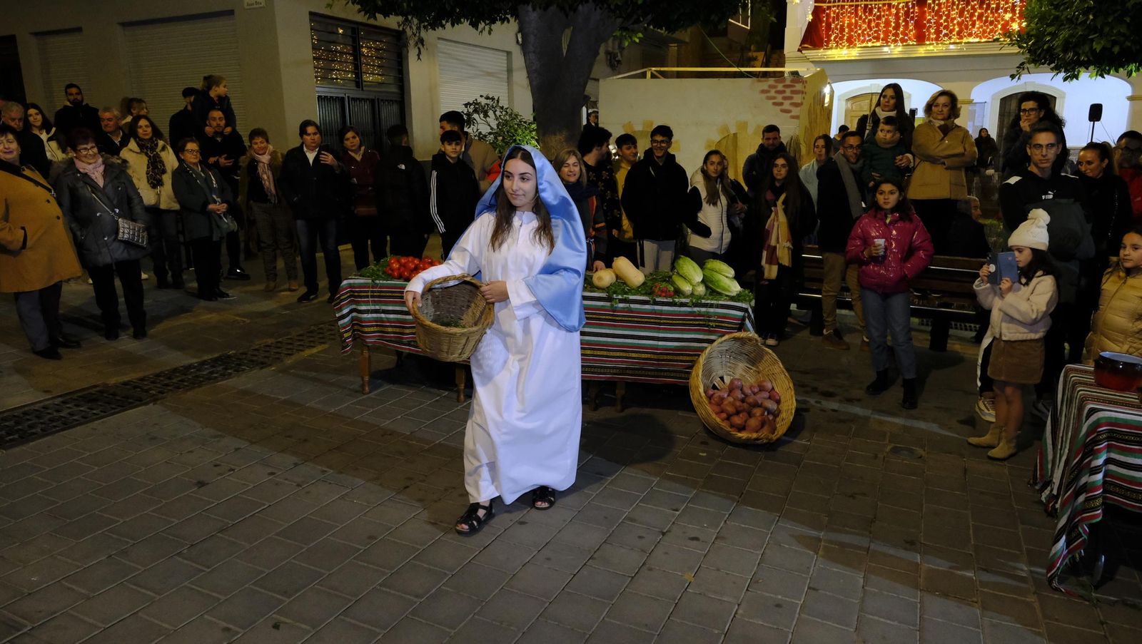 El Belén viviente de Gádor abarrota de público la plaza del pueblo, en imágenes