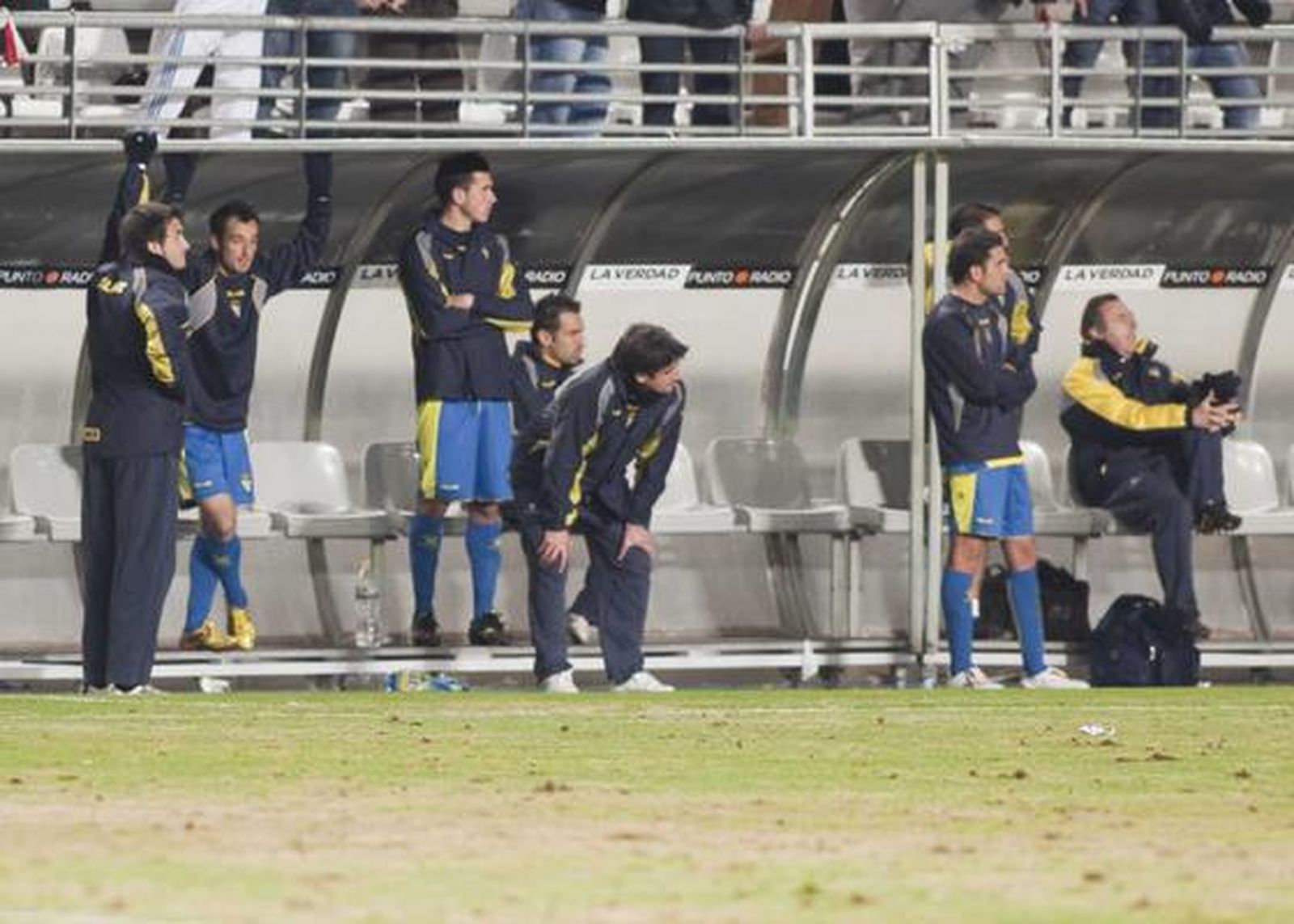 Caras largas en el banquillo tras encajar el gol del empate. 

Foto: LOF