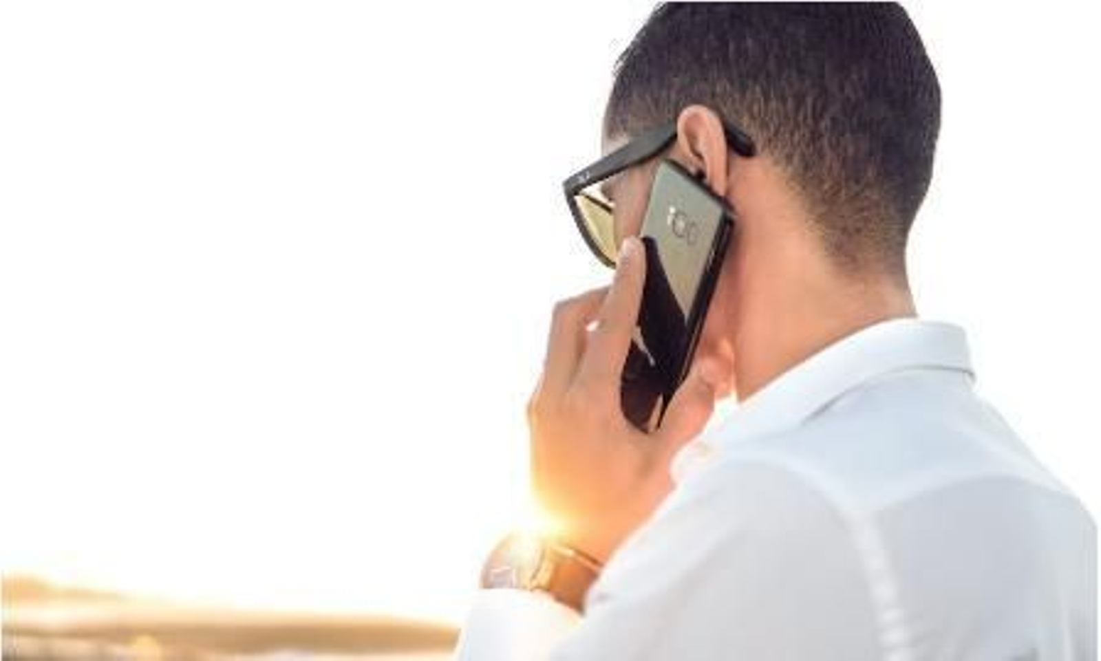 Un hombre habla por teléfono Un hombre habla por teléfono