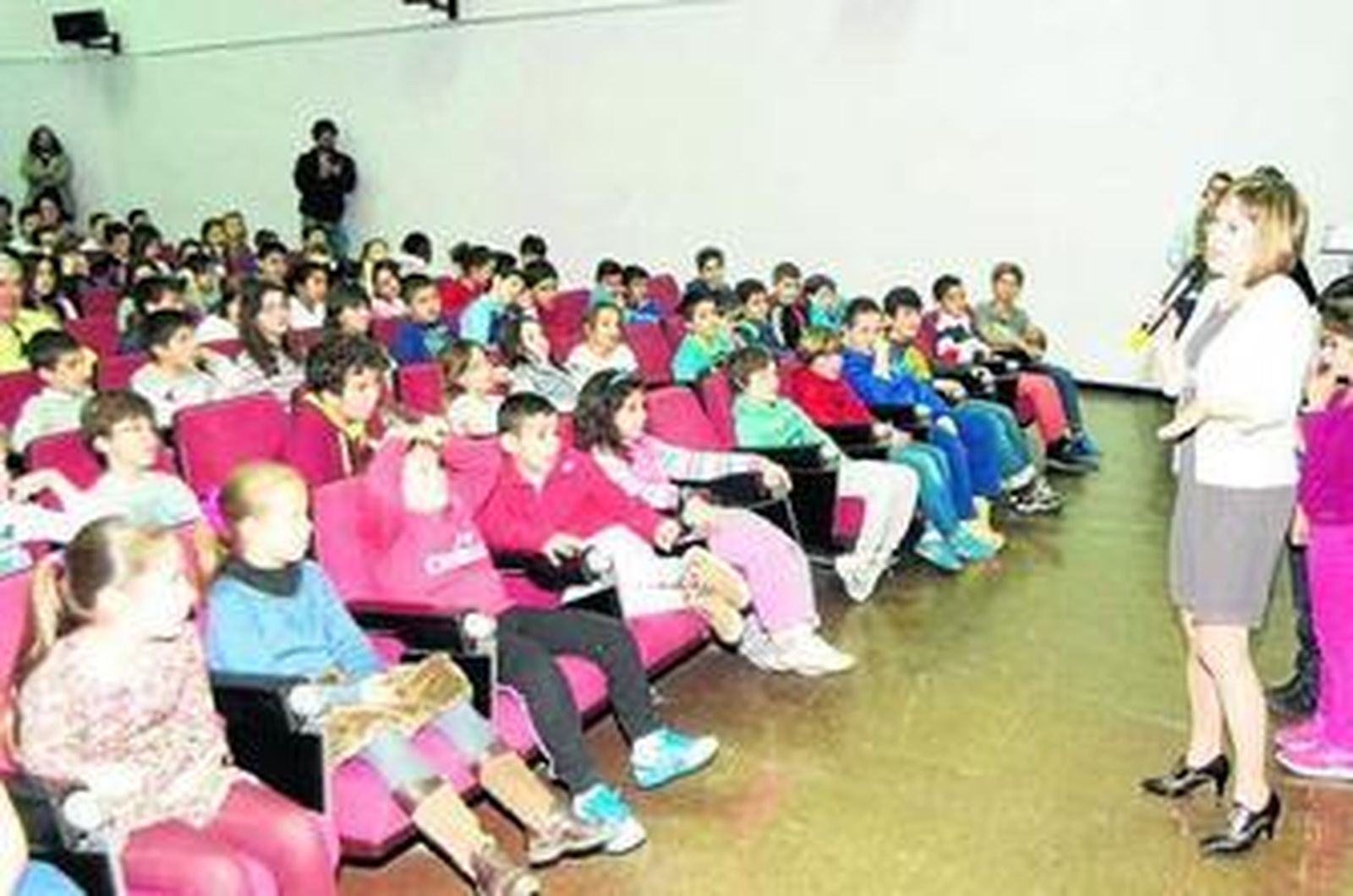 María Carmen Quiles se dirige a los escolares ayer en la Villaespesa.