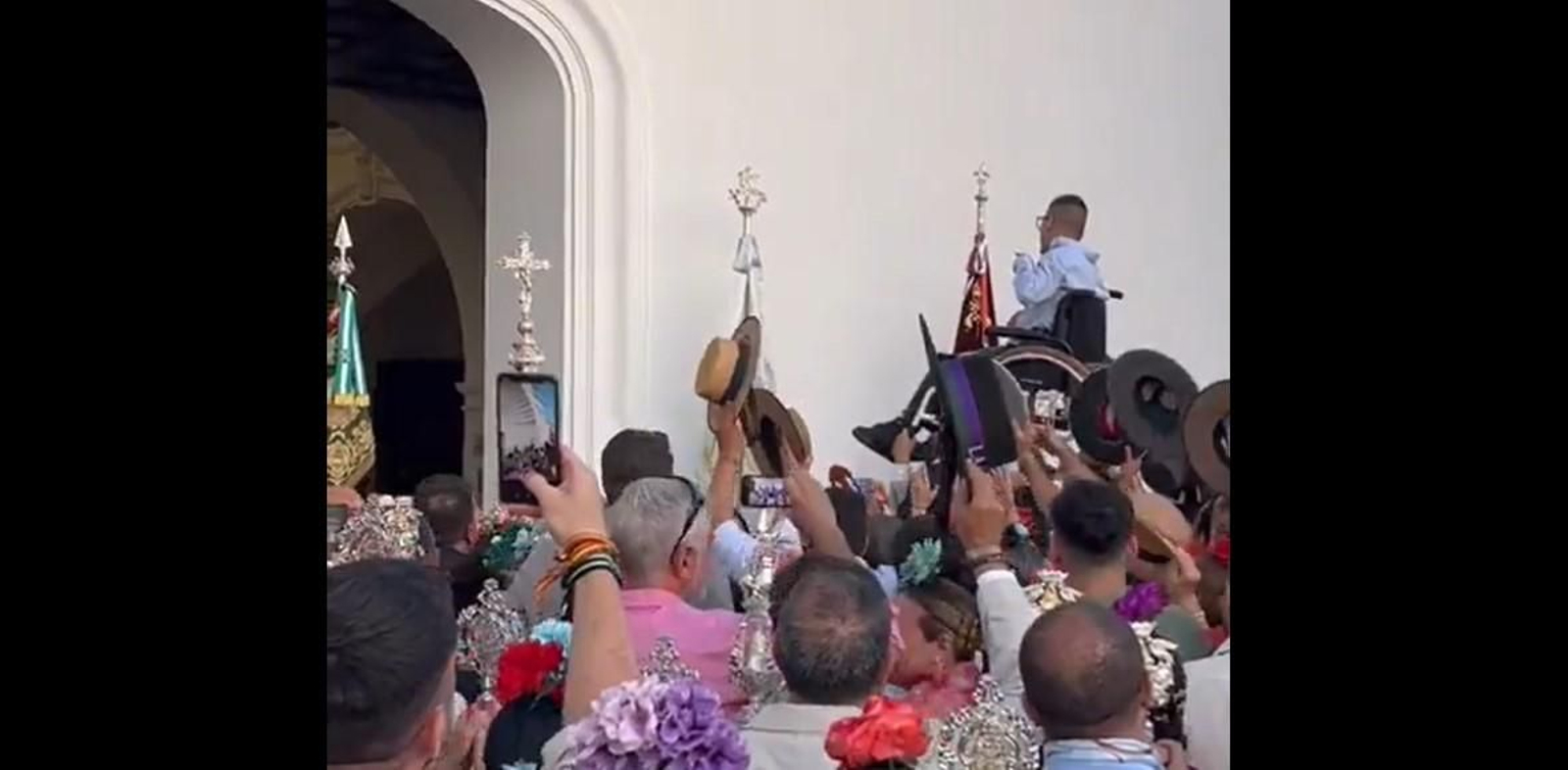 La Hermandad del Rocío de Málaga-La Caleta protagonizó un bonito momento durante su presentación