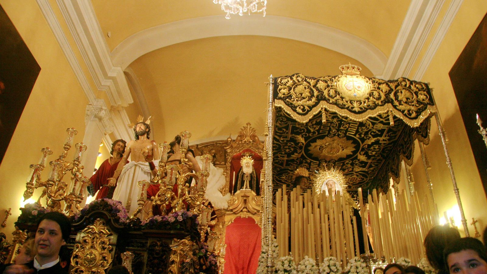 Los pasos de la Hermandad de Jesús Despojado dentro de su capilla.