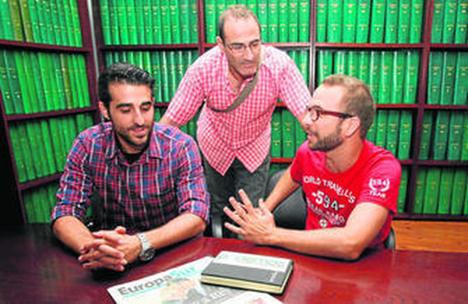 Tres de los representantes de Podemos en Algeciras en la redacción de Europa Sur donde compartieron parte de sus ideales y sus planes de futuro.