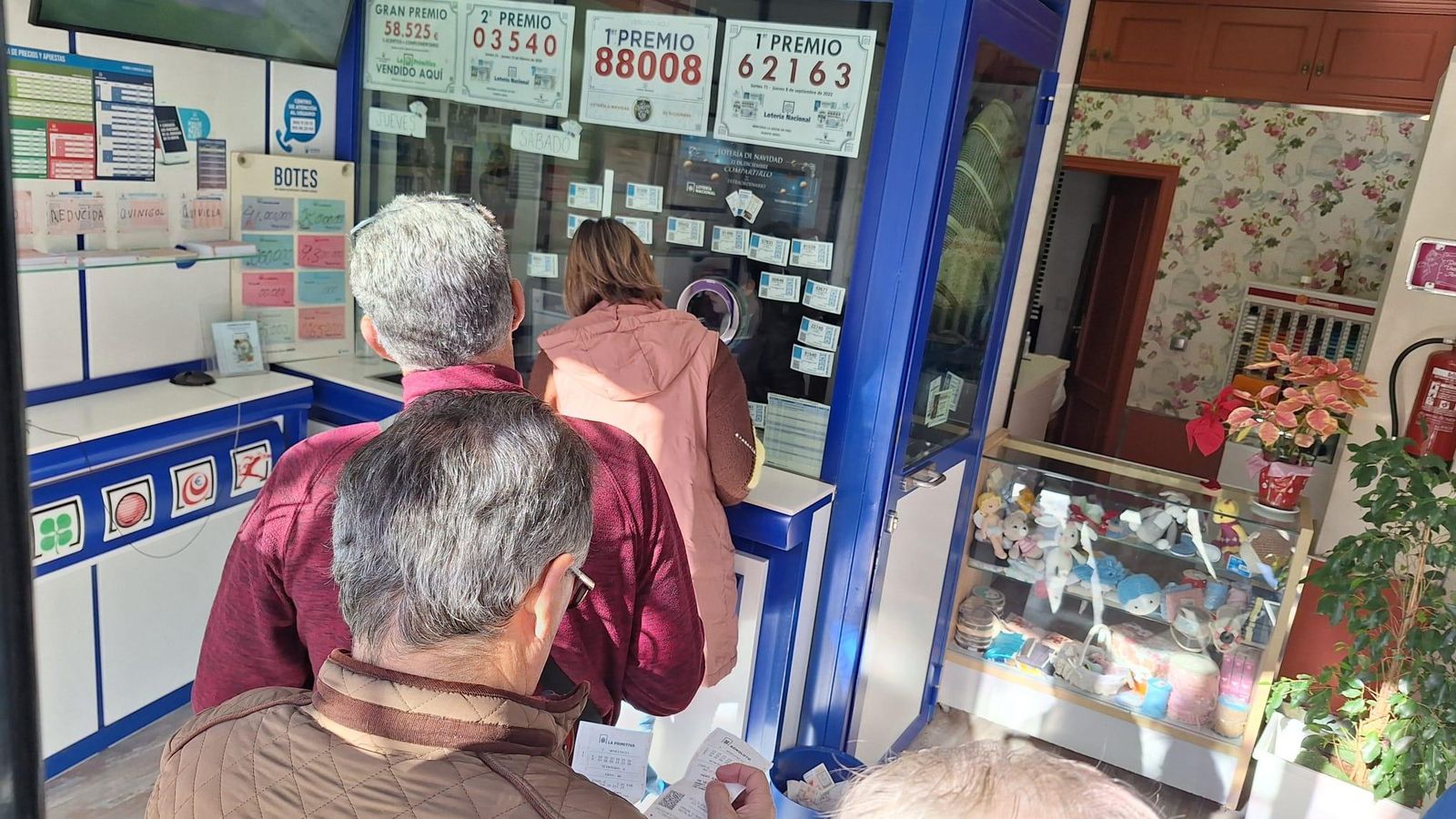 Revuelo en La Aguja de Oro, en Puente Genil.