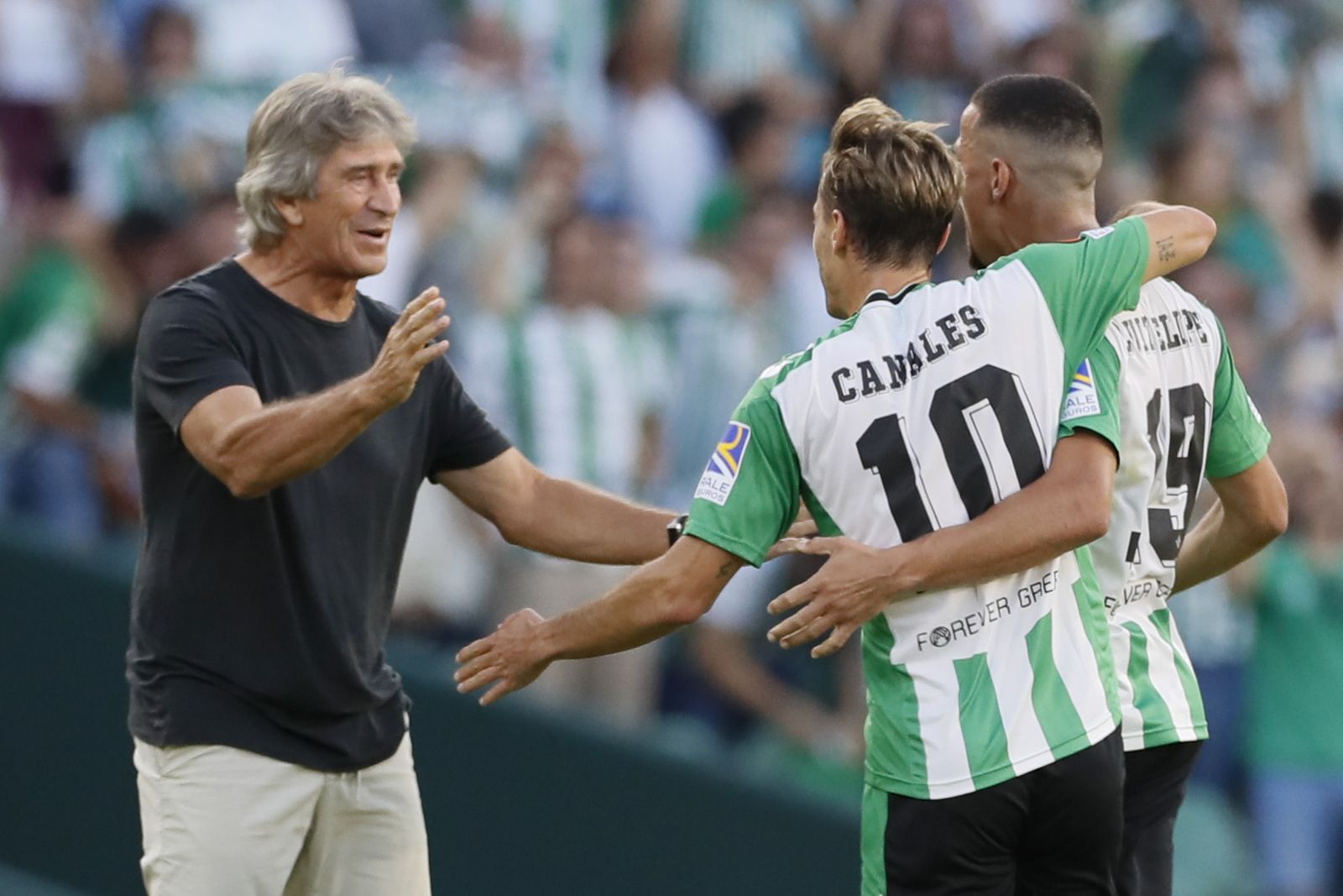 Manuel Pellegrini celebra un gol del Betis con Canales y Luiz Felipe.