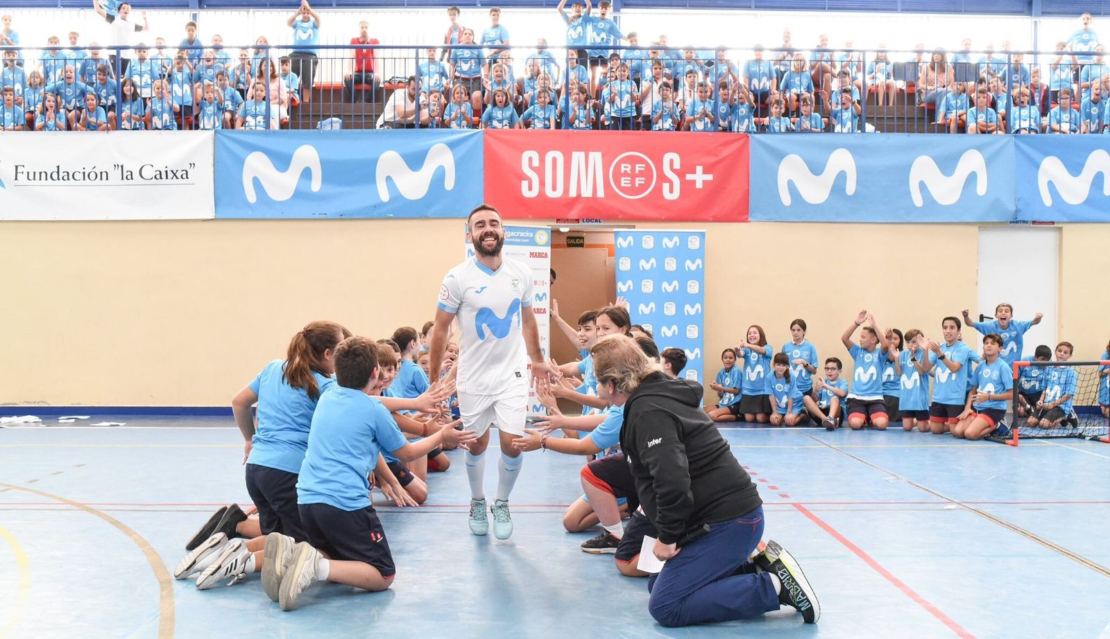 Cecilio desata la locura en el pabellón del Colegio Salesianos de Córdoba.