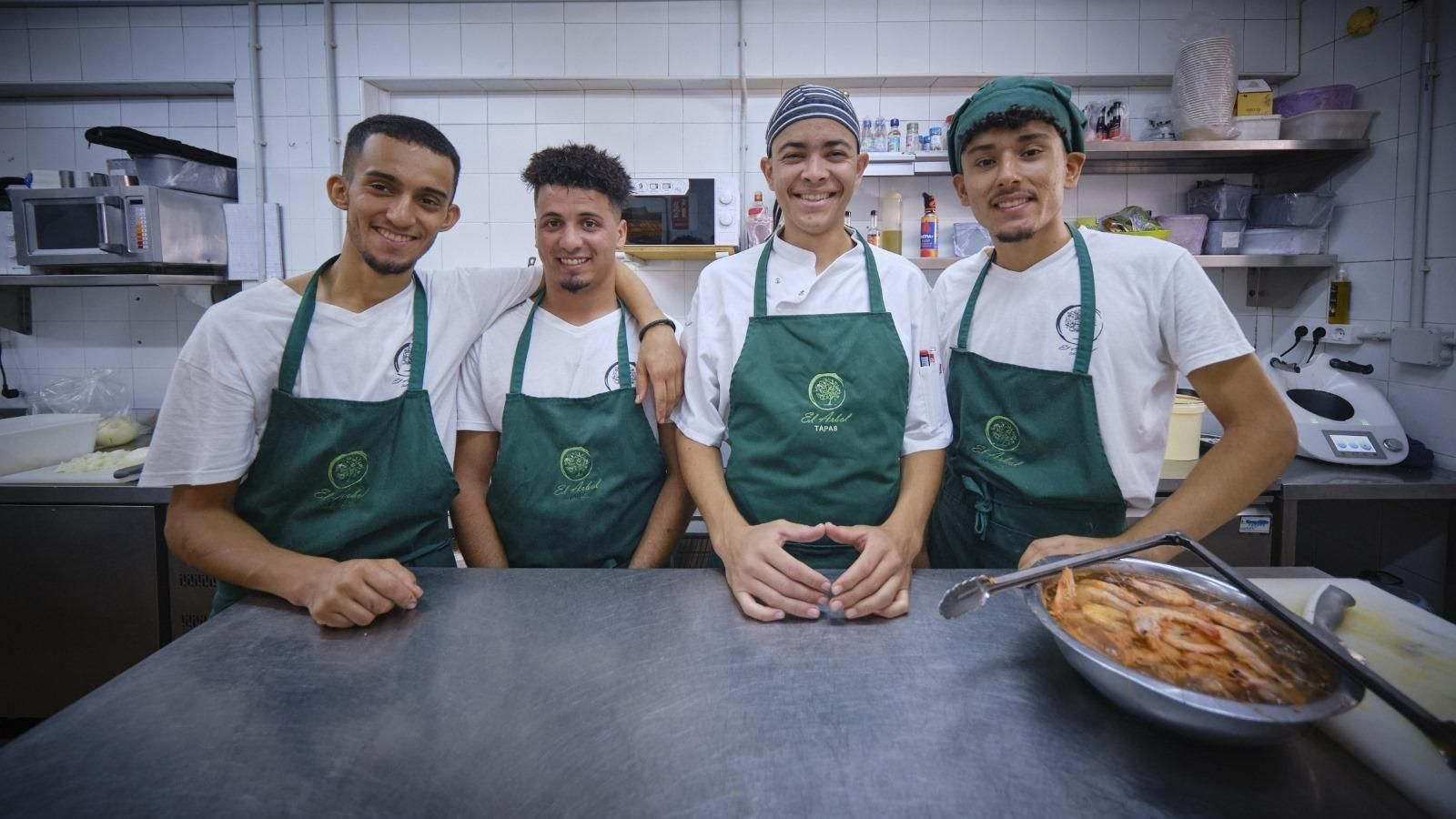 Cuatro de los jóvenes ex tutelados, contratados por el restaurante. Cuatro de los jóvenes ex tutelados, contratados por el restaurante.