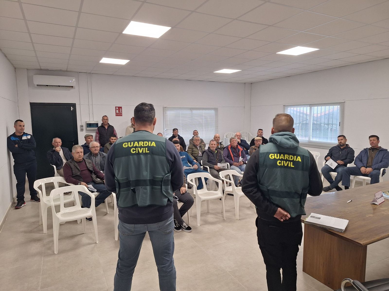 Reunión de coordinación con guardias rurales del equipo ROCA de la Guardia Civil.
