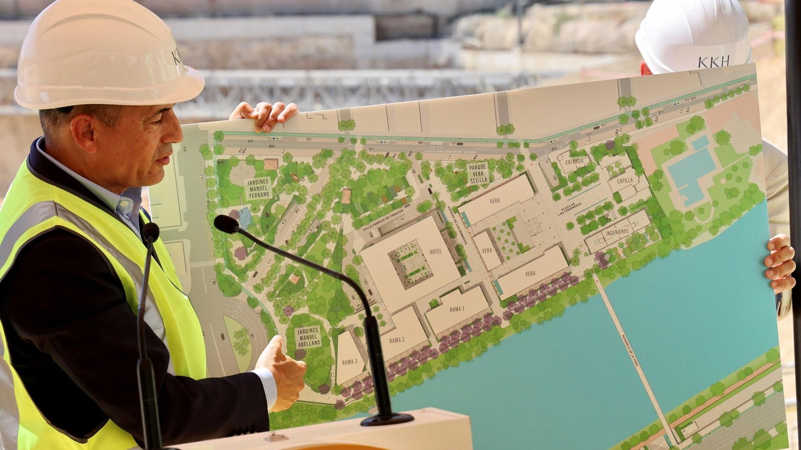 El presidente de KKH muestra un plano aéreo de la gran transformación de Altadis.