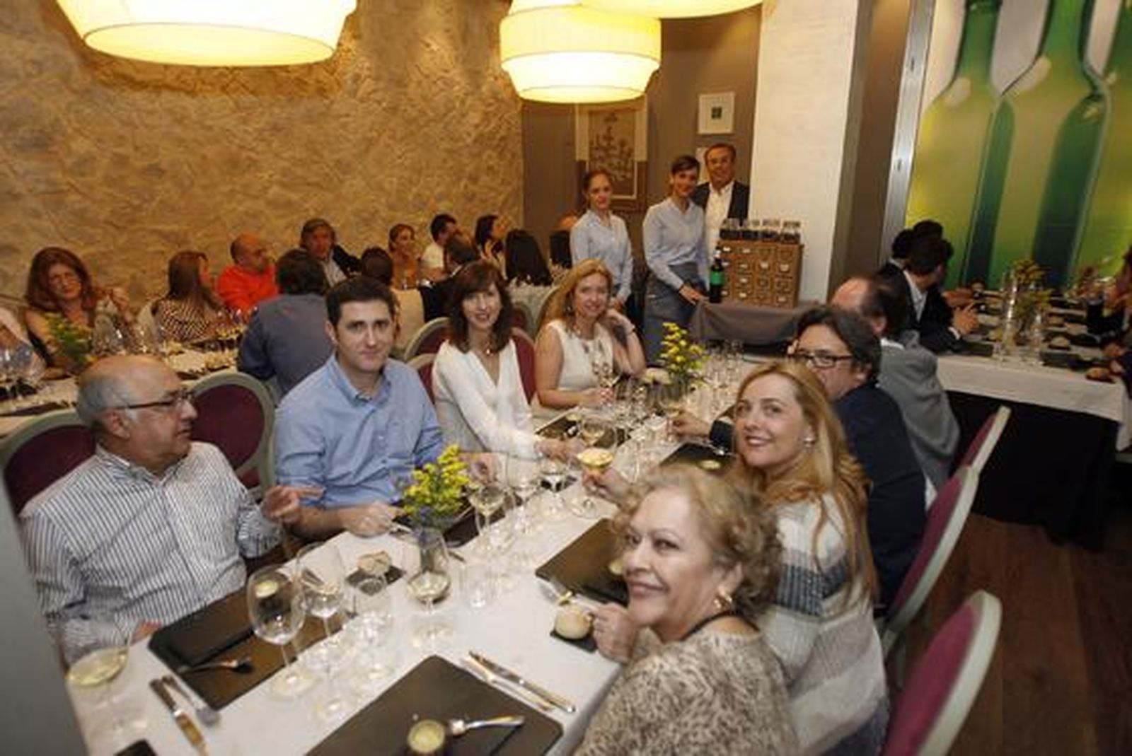 Cata en El Envero. El restaurante El Envero ha acogido una cata dirigida de Bodegas Liba y Deleite en la que se pudieron degustar los distintos vinos que elaboran bajo la marca Acontia.

Foto: José Martínez