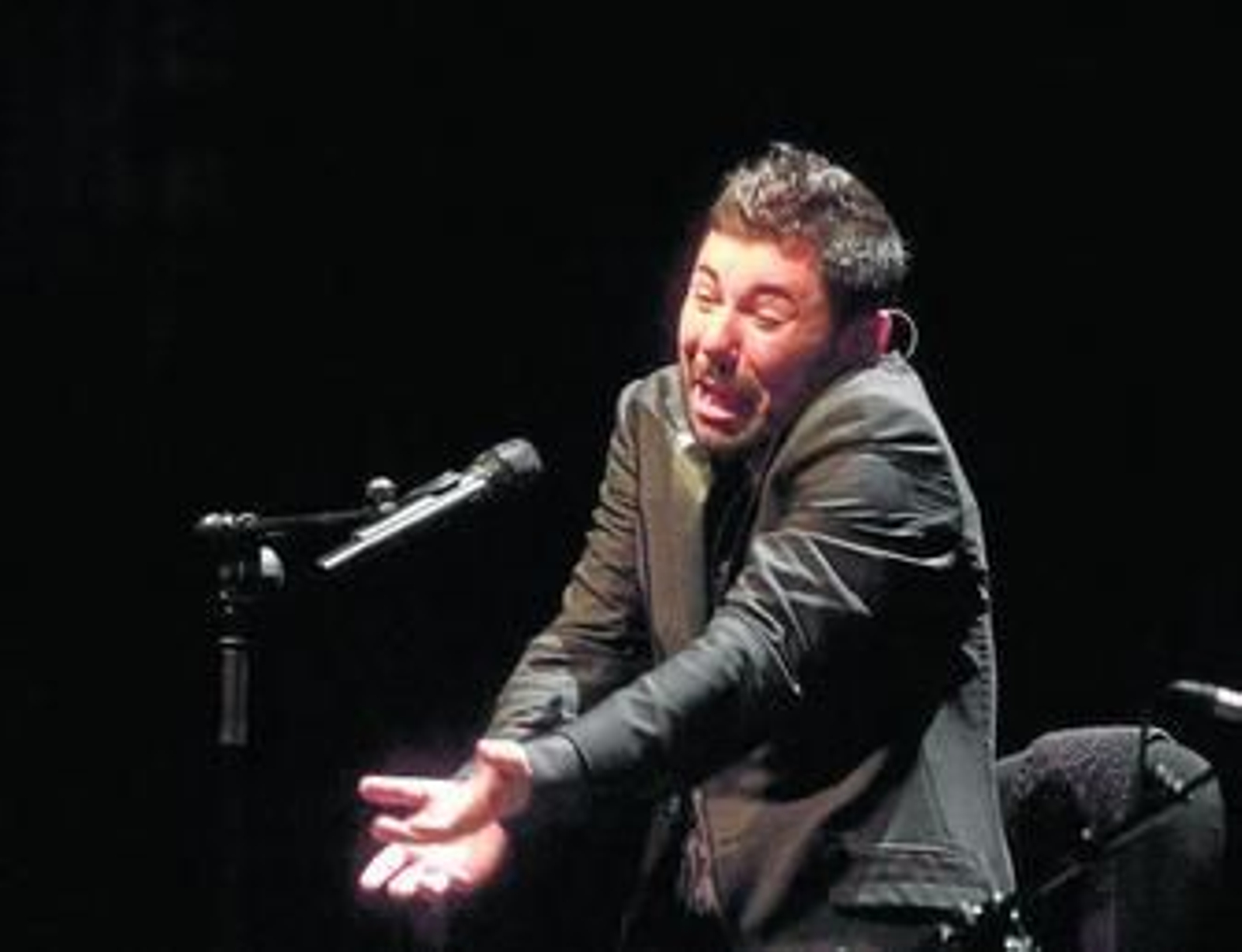 Miguel Poveda dio toda una lección de cante sobre el escenario de la plaza de Toros de Roquetas.