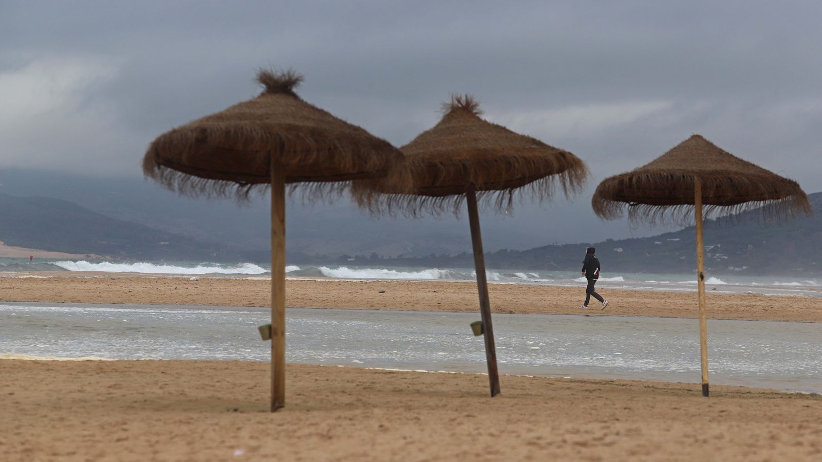 Fotos de la marea alta en la playa de Los Lances