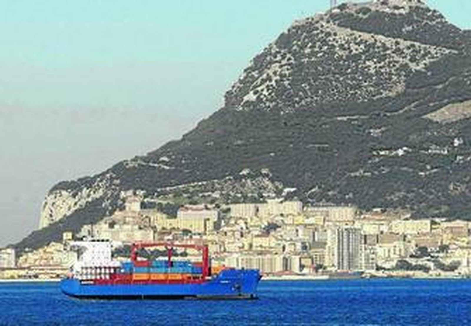 Un barco fondeado en la Bahía de Algeciras, en una imagen reciente.
