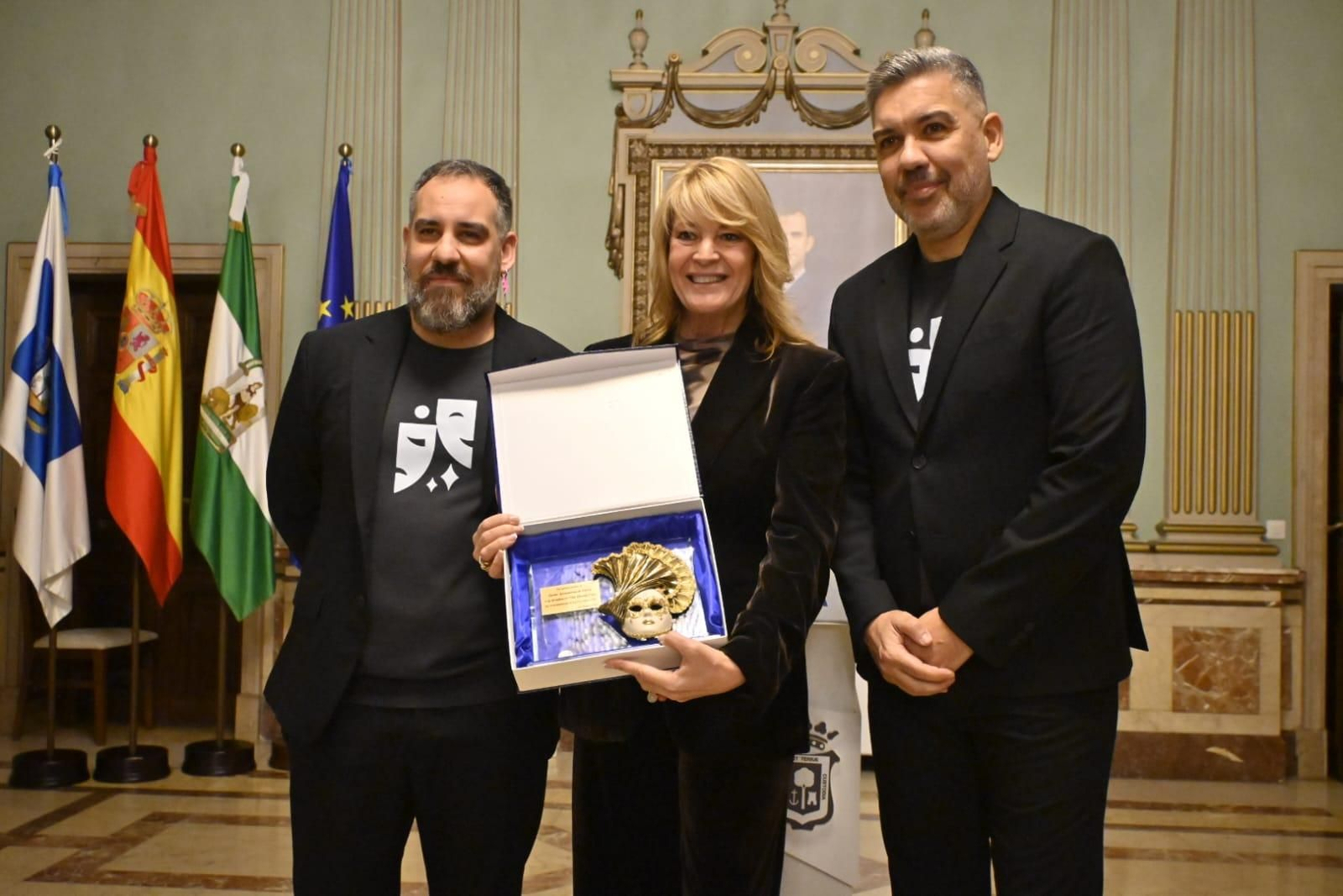 La alcaldesa Pilar Miranda junto a los pregoneros, los hermanos Tobal.