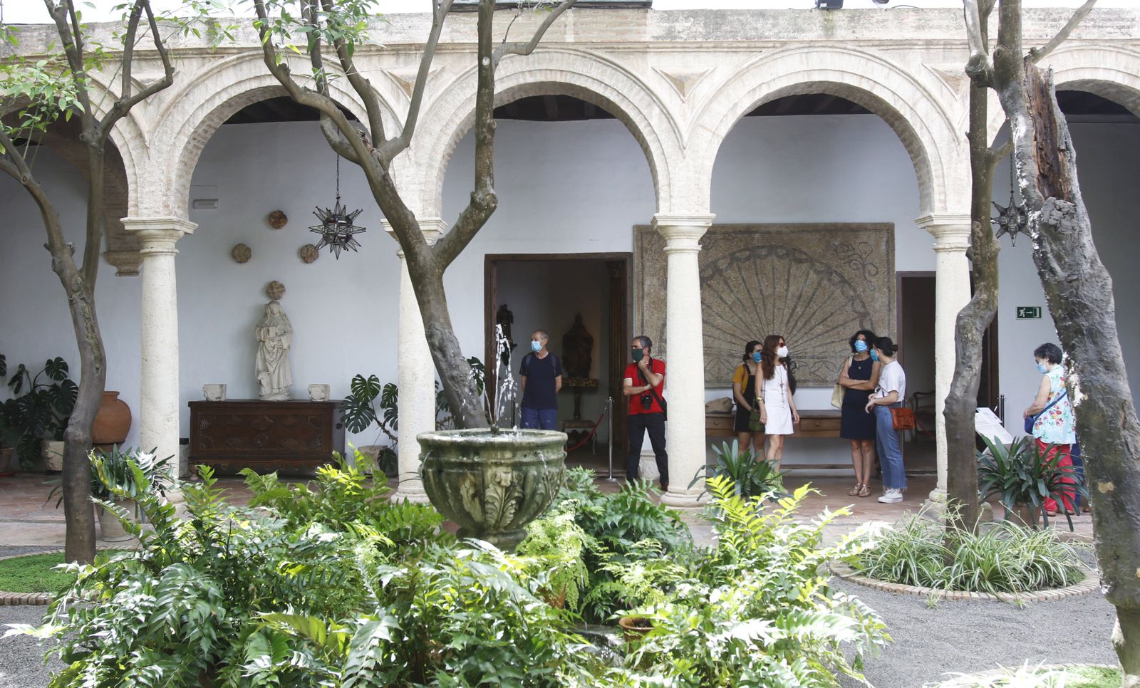 Las fotografías de los primeros paseos por el Palacio de Viana de Córdoba tras el confinamiento