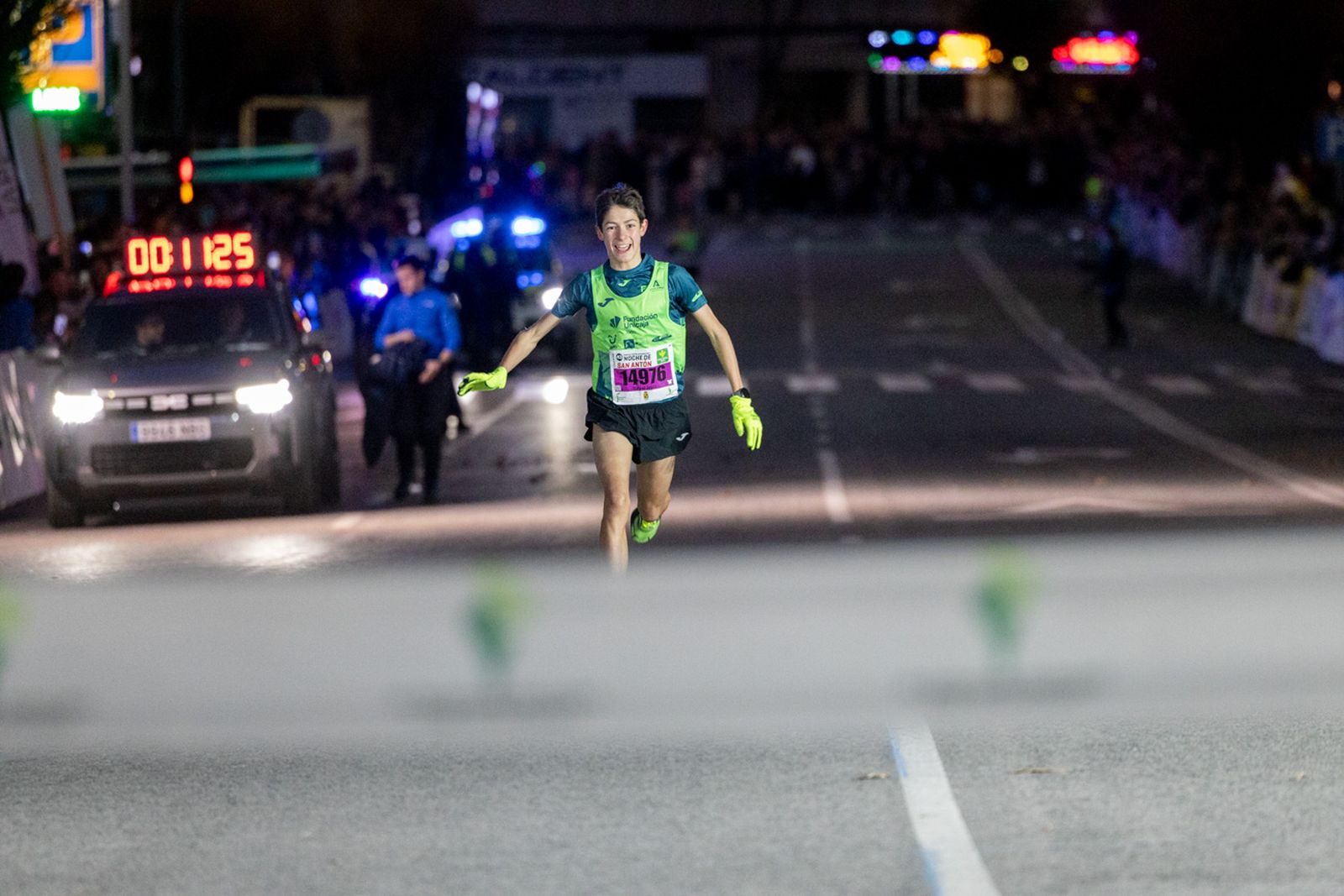 En imágenes: 2.000 atletas brillan con luz propia en la infantil de la Carrera de San Antón 2026