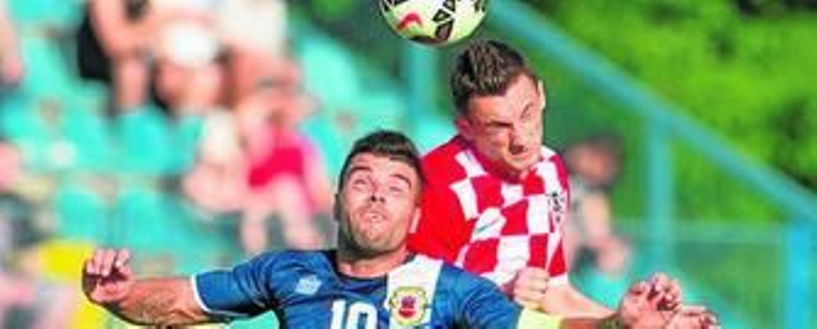 Liam pugna un balón con un jugador croata.