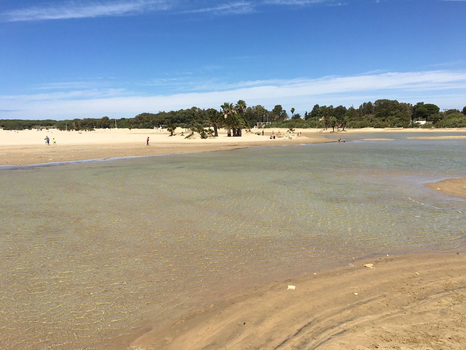 Imágenes de la marea alta en la playa de La Puntilla