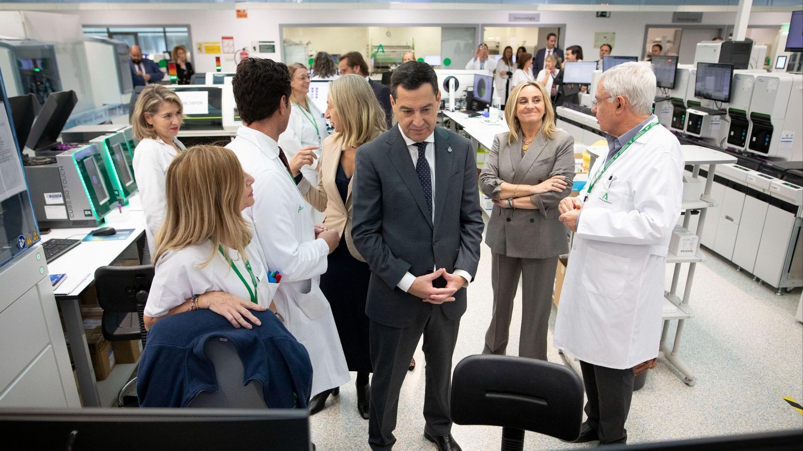 El presidente de la Junta de Andalucía, Juanma Moreno, visita el laboratorio del Hospital San Cecilio de Granada