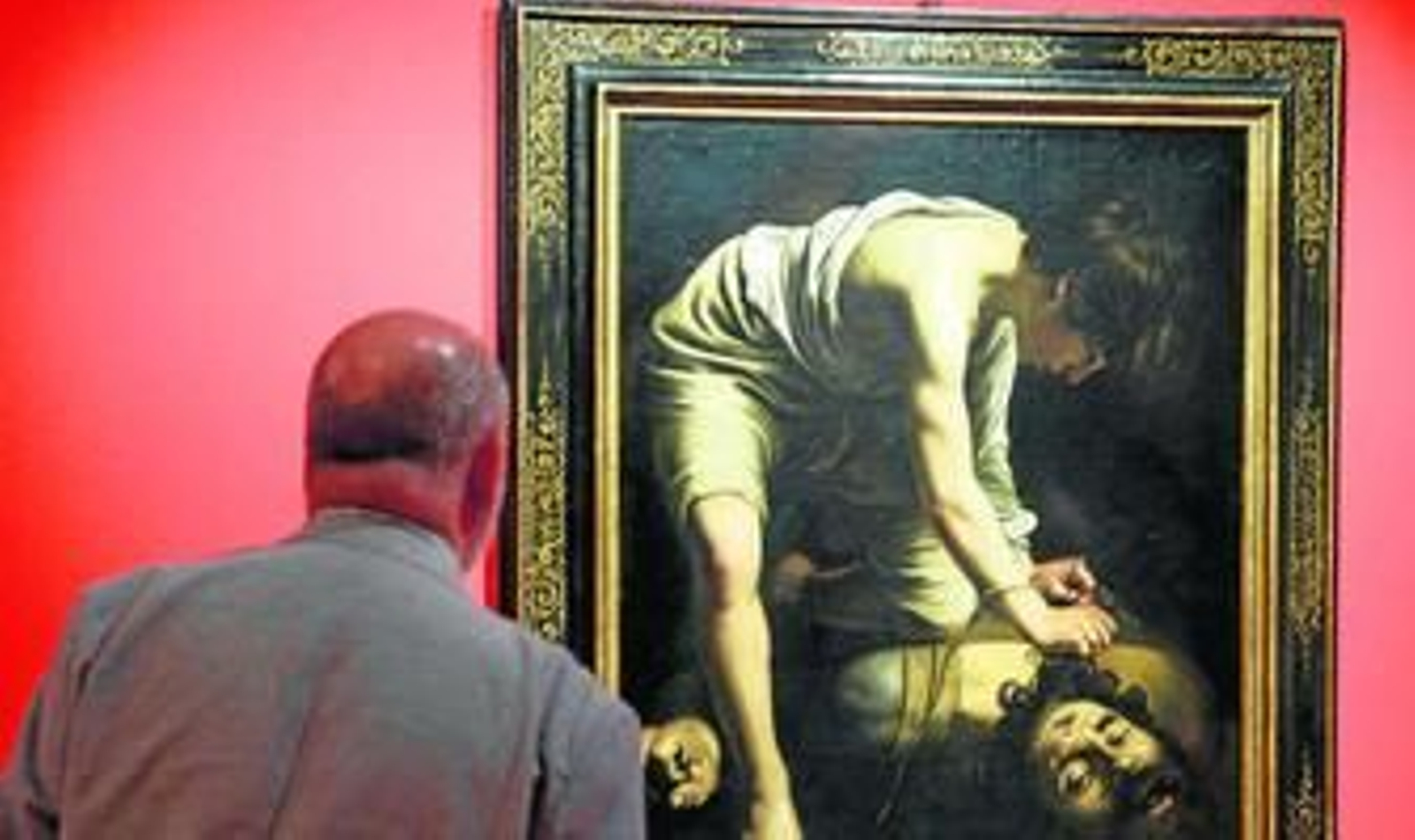 Un hombre observa el cuadro 'David vencedor de Goliat' de Caravaggio.