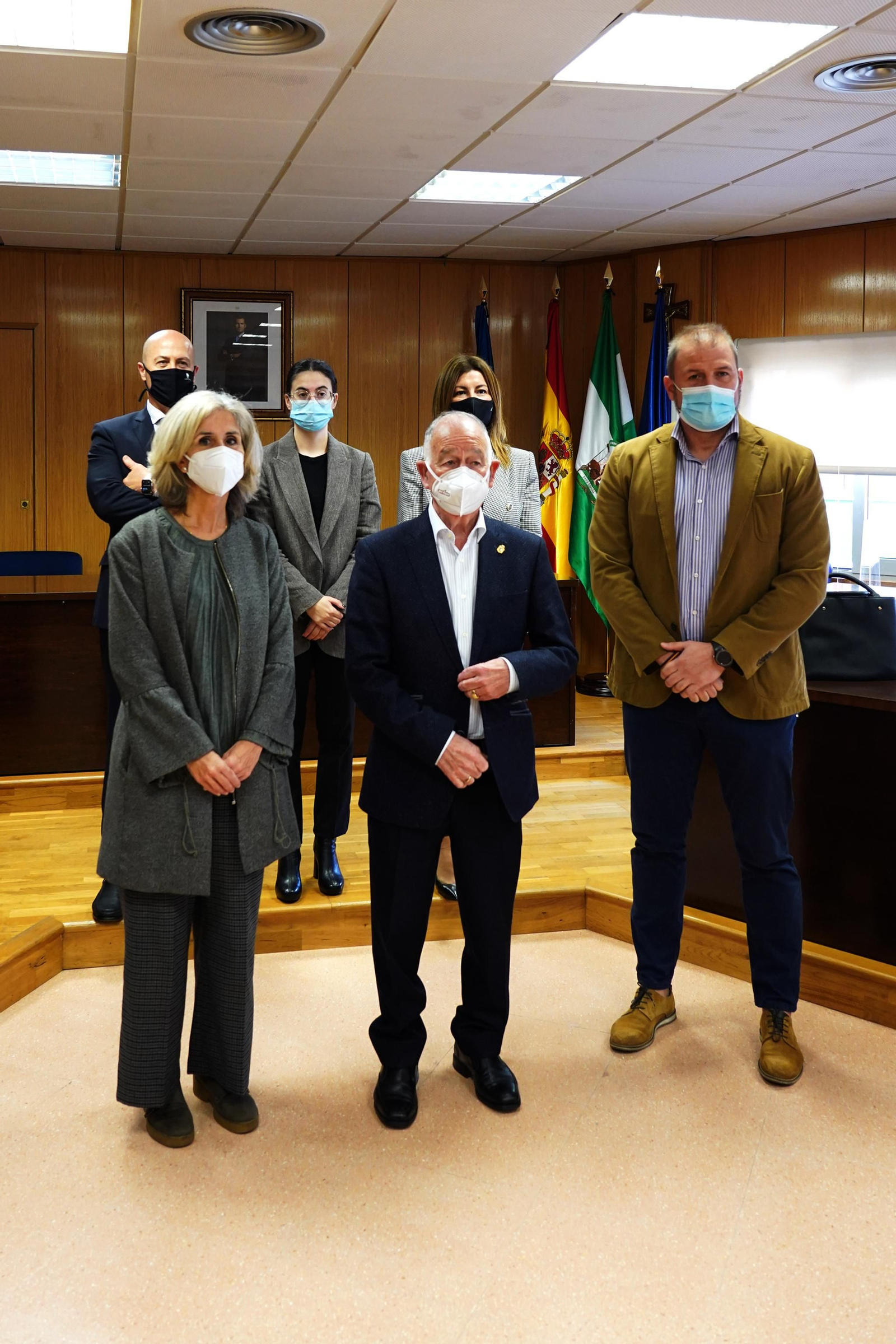 Alcalde y concejales con la directiva de la asociación de familias numerosas de Almería-