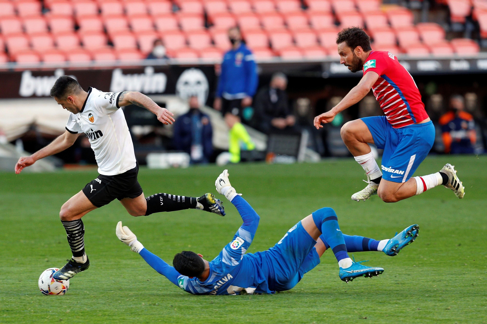 Maxi Gómez trata de batir a Rui Silva ya en el césped.