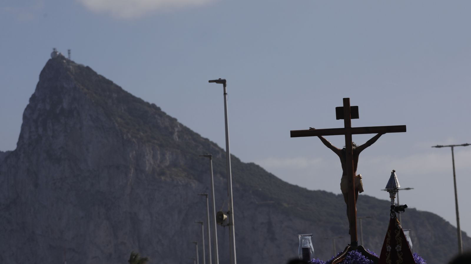 Las fotos del Viernes Santo en la Línea:  Cristo del Mar y Luz y Esperanza Nuestra, Soledad y Santo Entierro, Cristo del Amor y Misericordia y Amargura