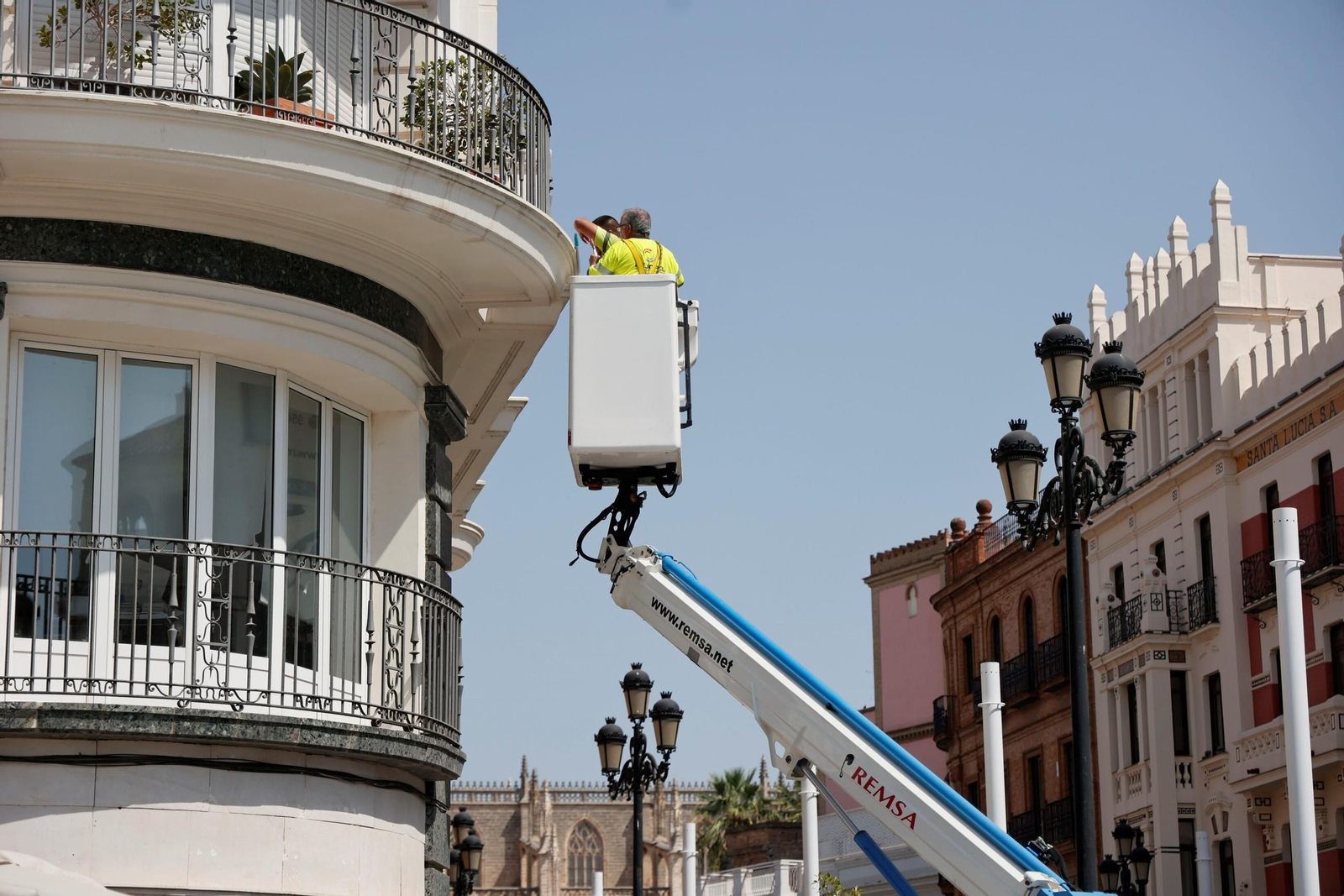 Los operarios durante la colocación de los primeros anclajes para los toldos en la Avenida de la Constitución.