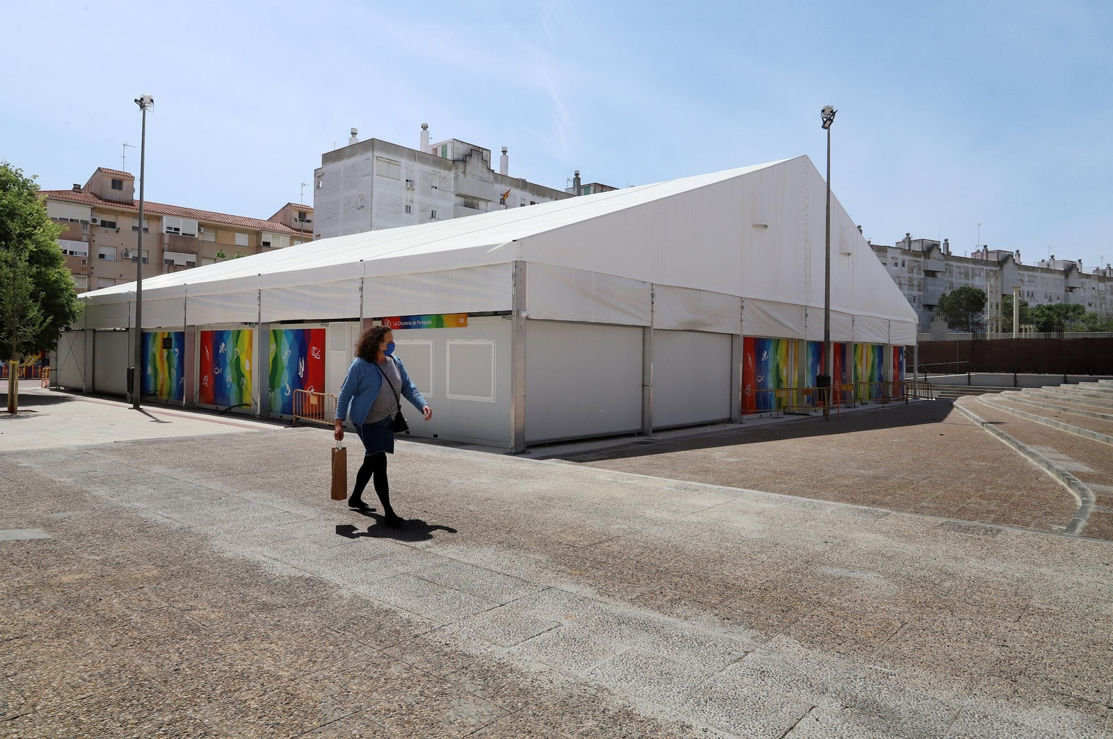 Una señora pasa por delante de la carpa del provisional Mercado de San Sebastián. Una señora pasa por delante de la carpa del provisional Mercado de San Sebastián.