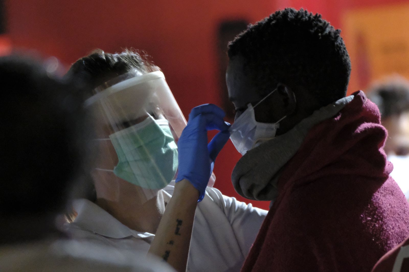 Cuatro positivos de una familia en una patera rescatada con 18 personas en Almería