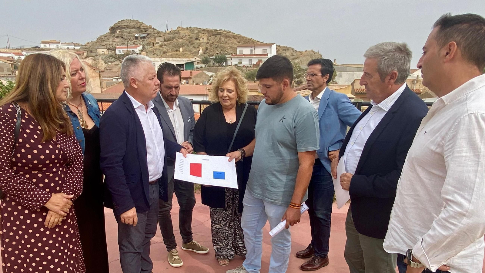 El diputado provincial José María Villegas y el portavoz socialista en Fonelas, Héctor Moltalbán, junto a miembros del grupo socialista en la Diputación de Granada
