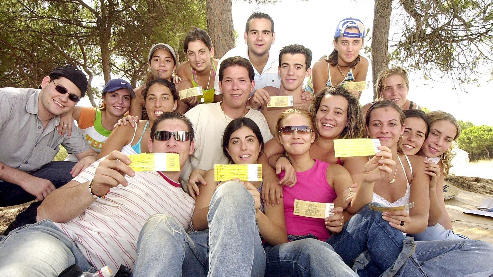 Seguidores de David Bisbal posan con su entrada.