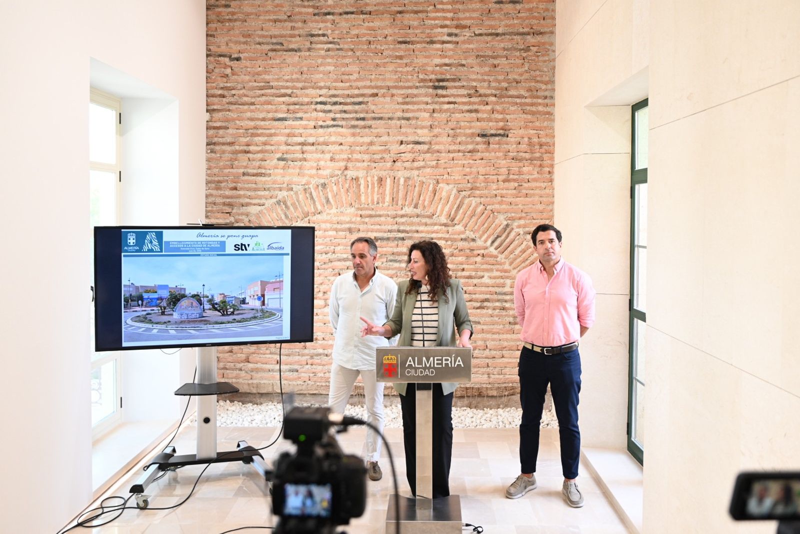 La alcaldesa ha presentado el plan 'Almería se pone guapa'