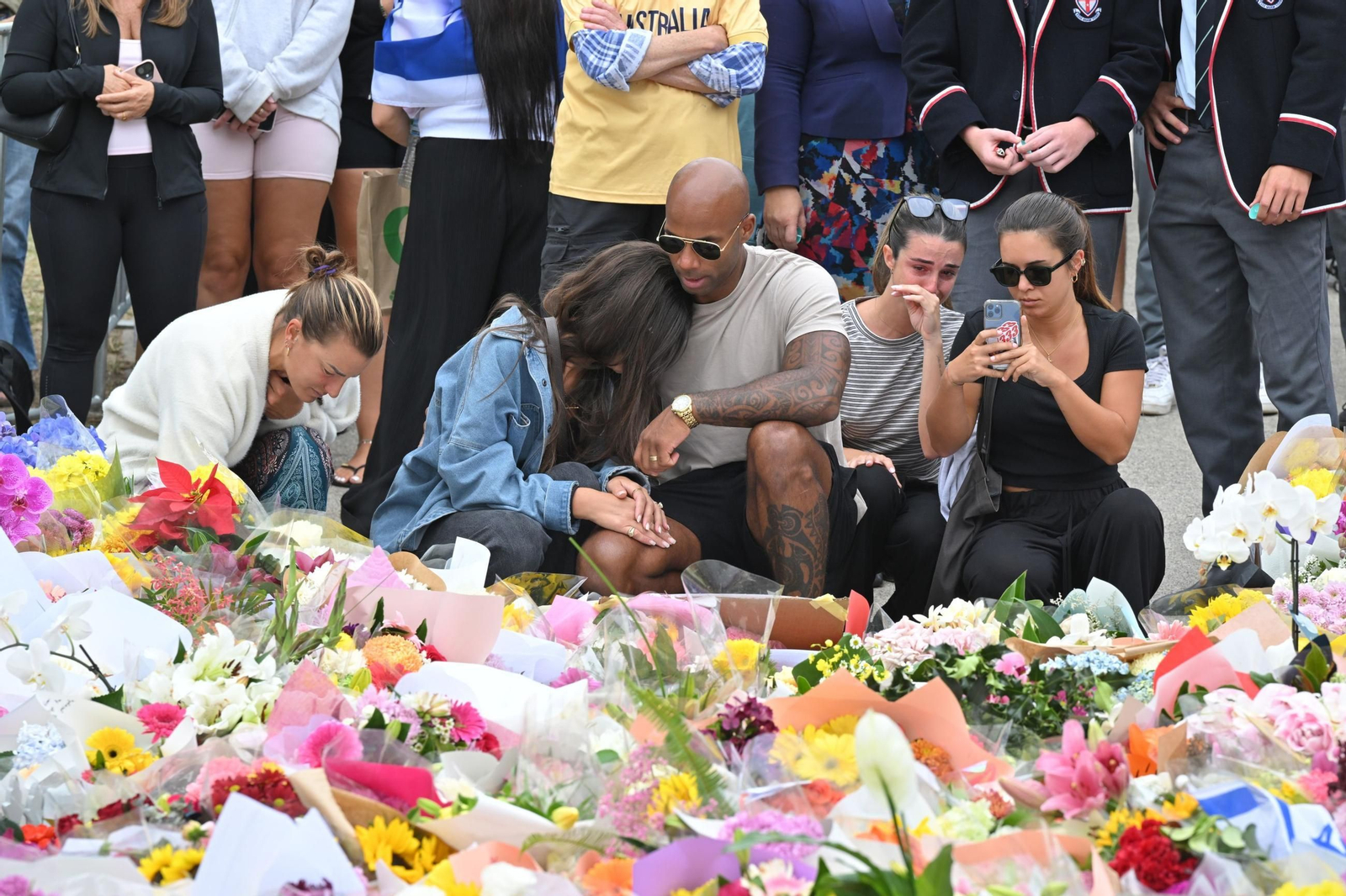 Numerosas personas depositan flores en un memorial en Bondi Beach, en Sídney.