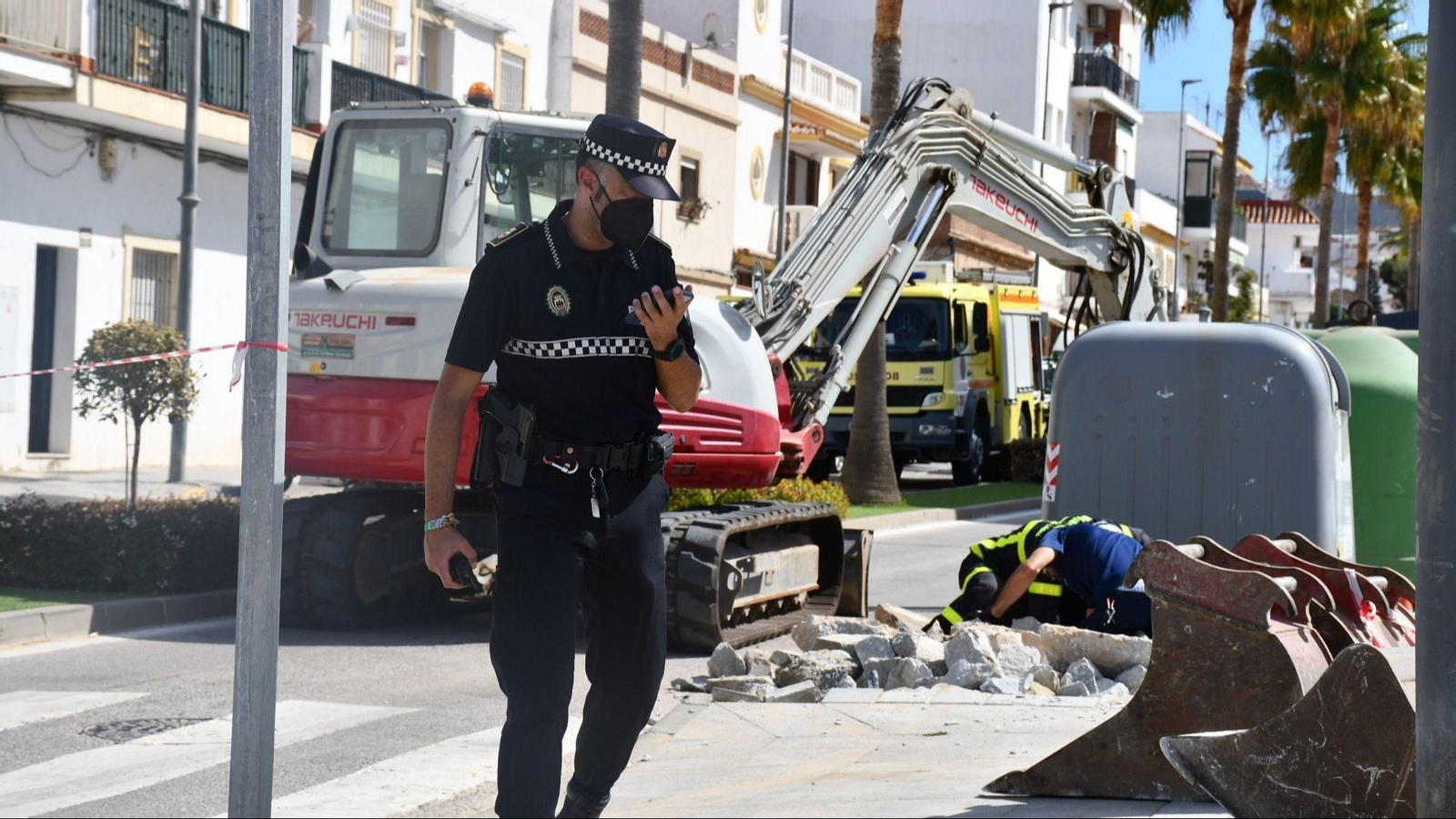 Efectivos de la Policía Local de San Roque, junto a integrantes del parque de bomberos, cortan el escape de gas del Camino del Almendral. Efectivos de la Policía Local de San Roque, junto a integrantes del parque de bomberos, cortan el escape de gas del Camino del Almendral.