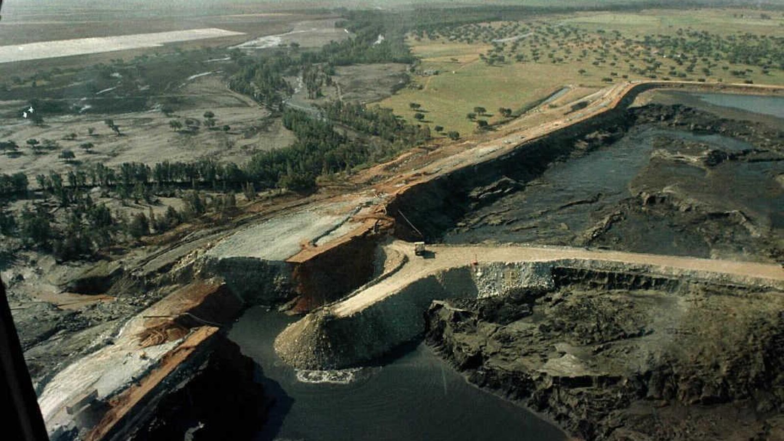 Vista aérea de la balsa tras su rotura.