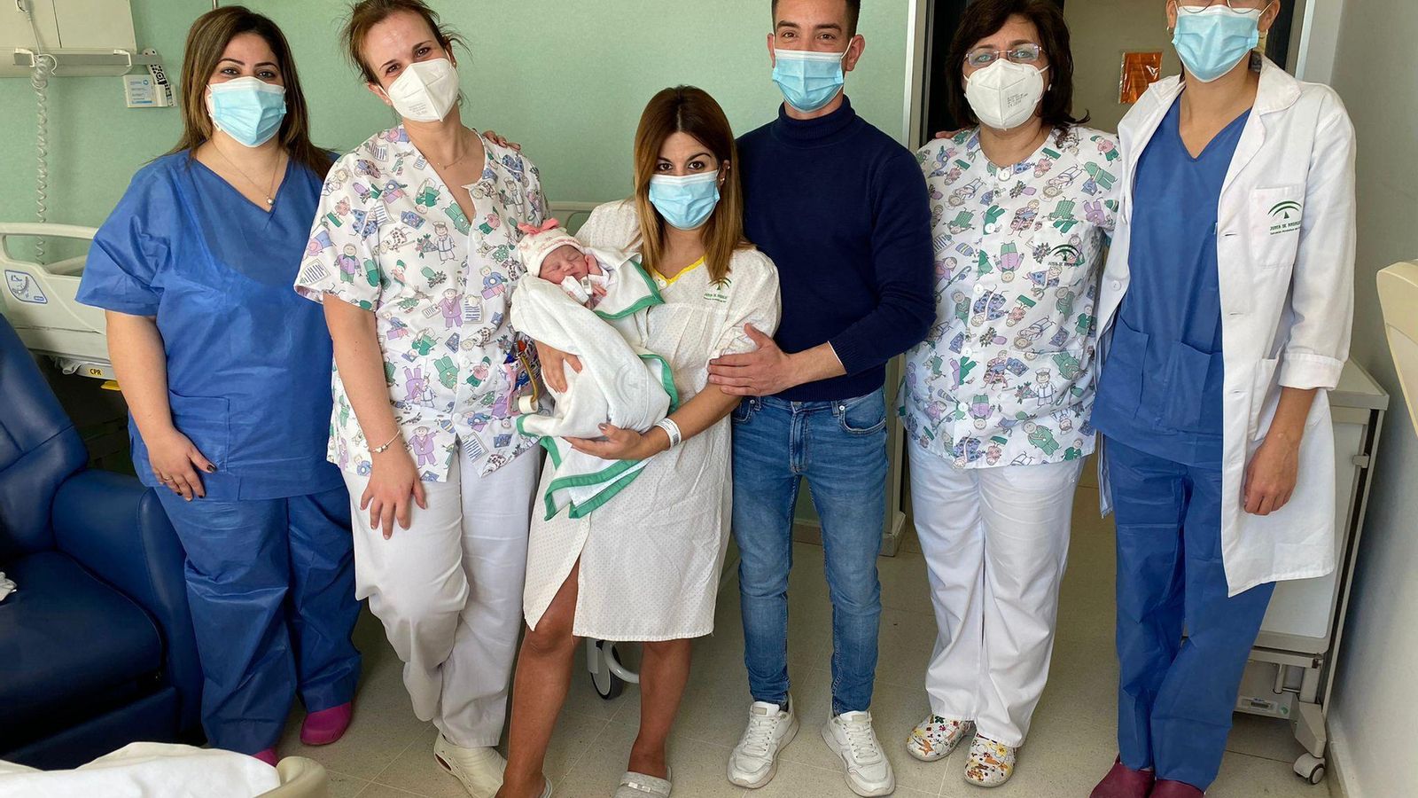 Chloe, con sus padres y el personal del Hospital de Los Pedroches.