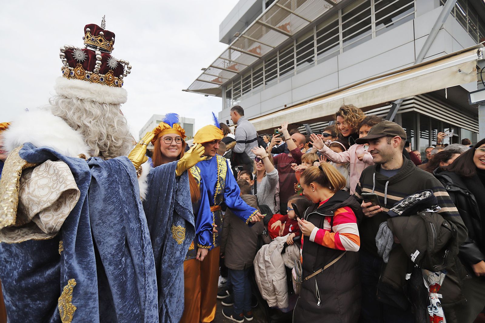 Imágenes de la mágica llegada de los Reyes Magos y la Estrella de la Ilusión a Huelva en barco