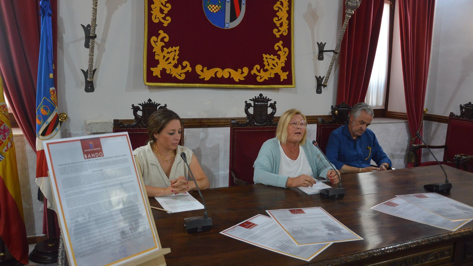 Presentación del bando municipal en el Ayuntamiento de Almonte.