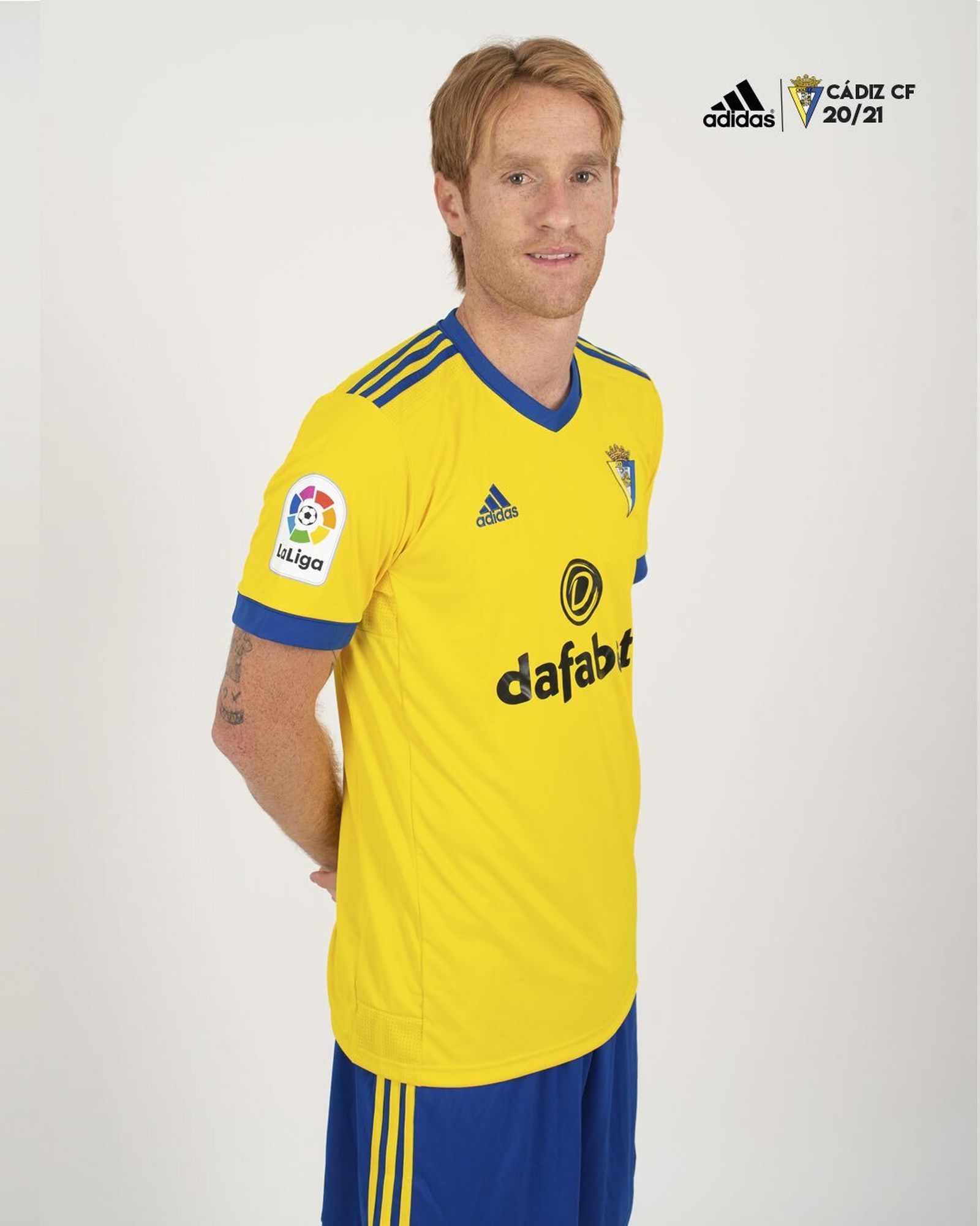 Primera equipación, con las medias amarillas como principal novedad.