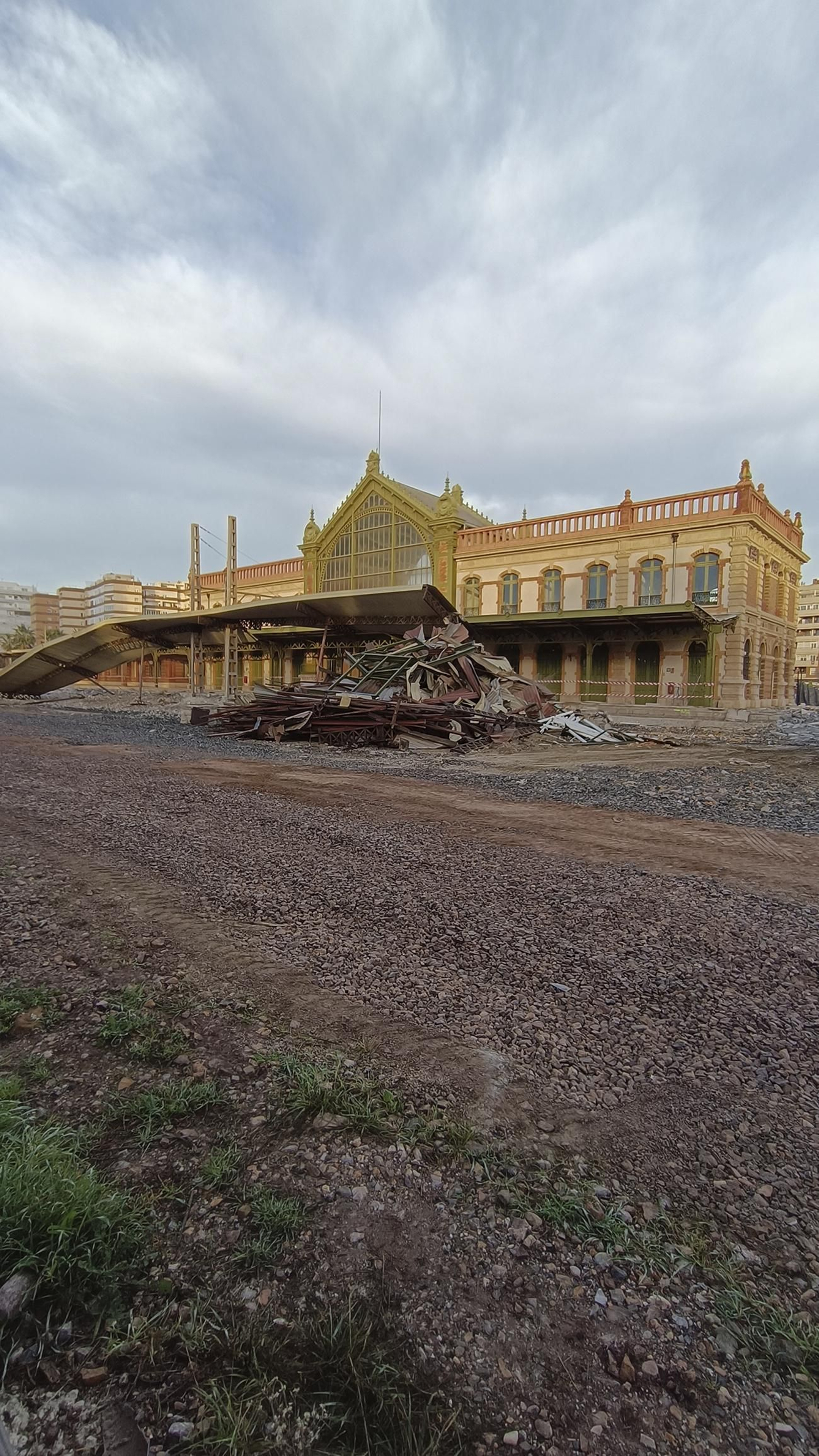 Las imágenes de la pasarela de Renfe que pasa a mejor vida, en Almería