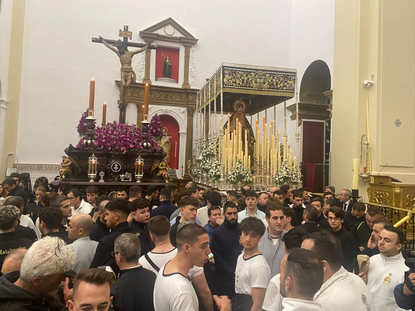 En imágenes: La lluvia suspende el Lunes Santo en cuestión de horas