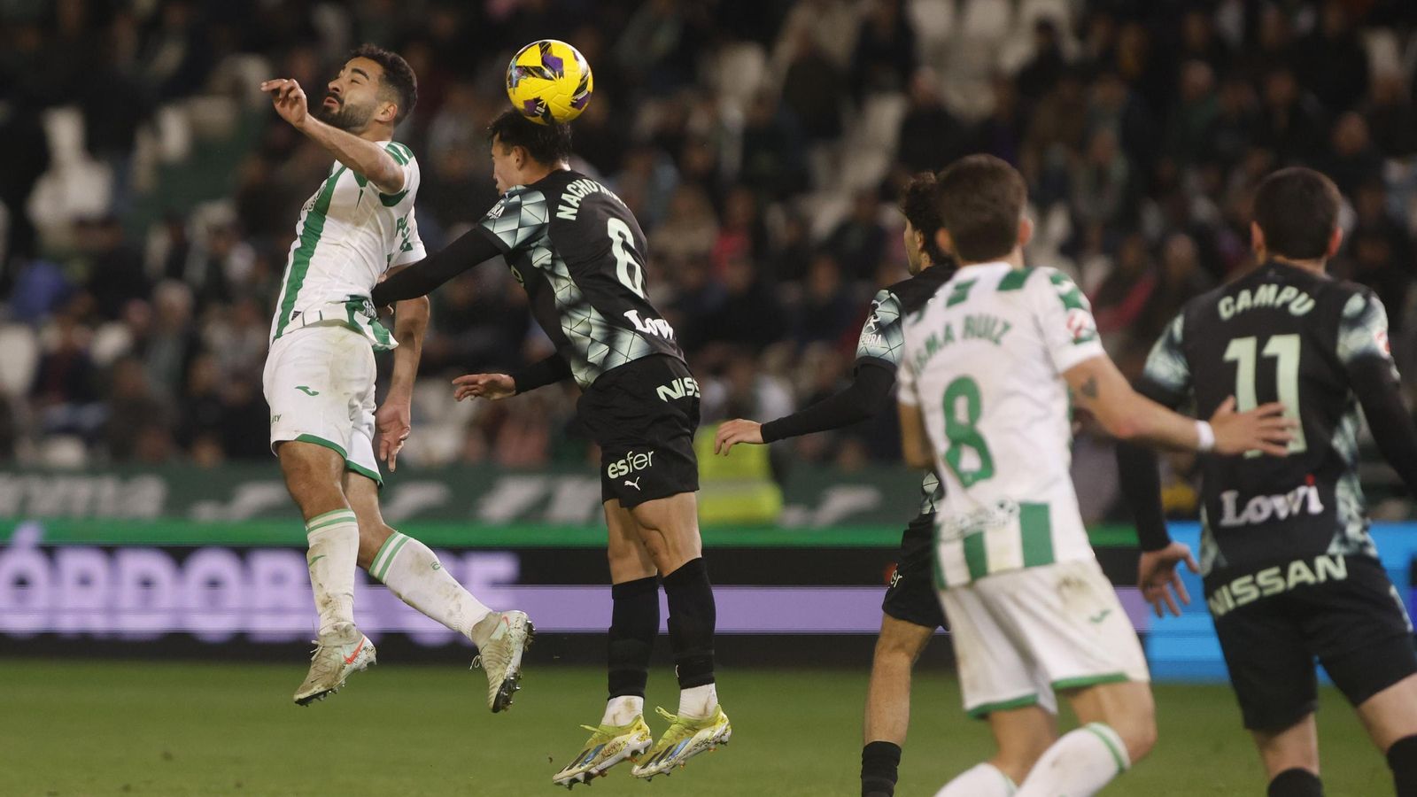 Rubén Alves pelea por un balón en el Córdoba CF - Sporting del pasado fin de semana.