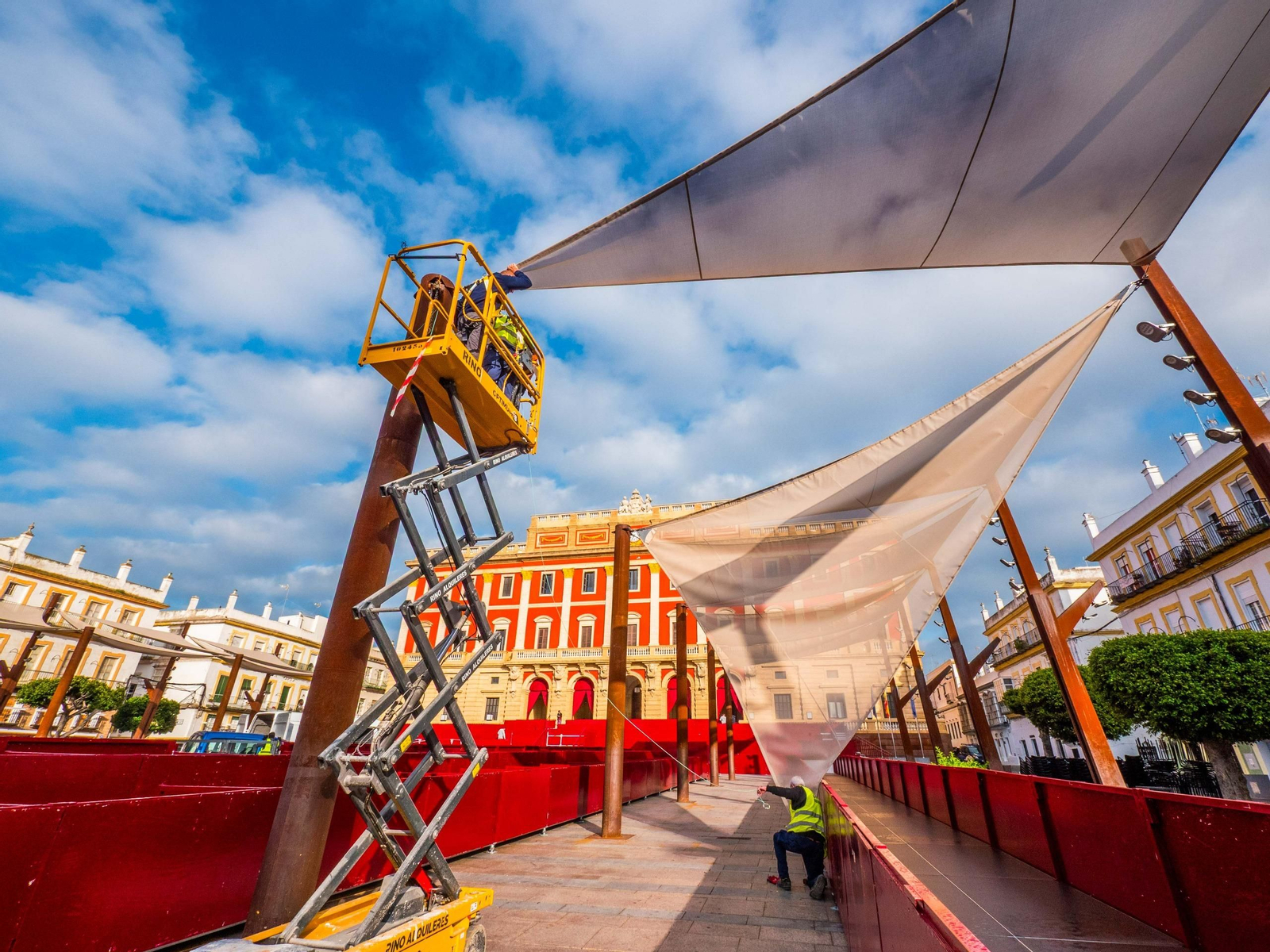 Retirada de los toldos de la plaza del Rey de San Fernando